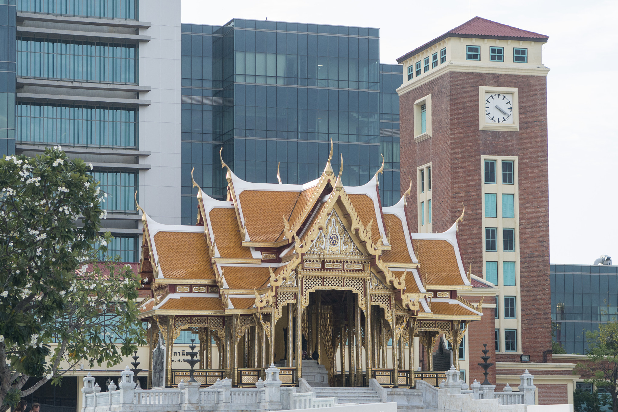 Nikon AF-S Nikkor 24-70mm F2.8E ED VR sample photo. Thailand bangkok siriraj hospital temple photography