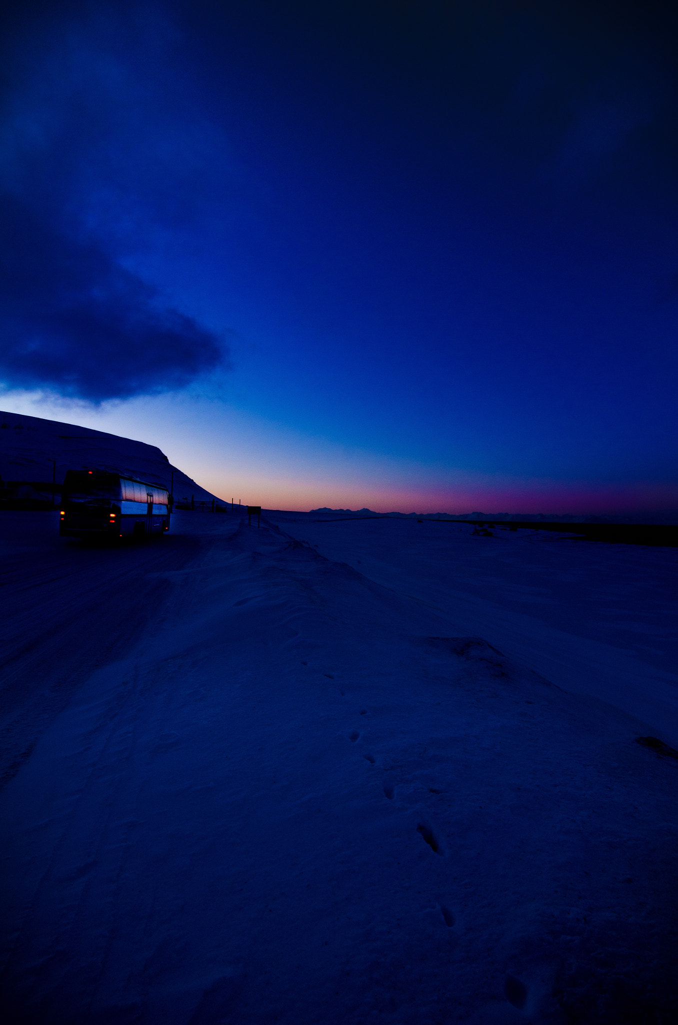 Nikon D7000 + Tokina AT-X Pro 11-16mm F2.8 DX sample photo. Last bus from longyearbyen photography