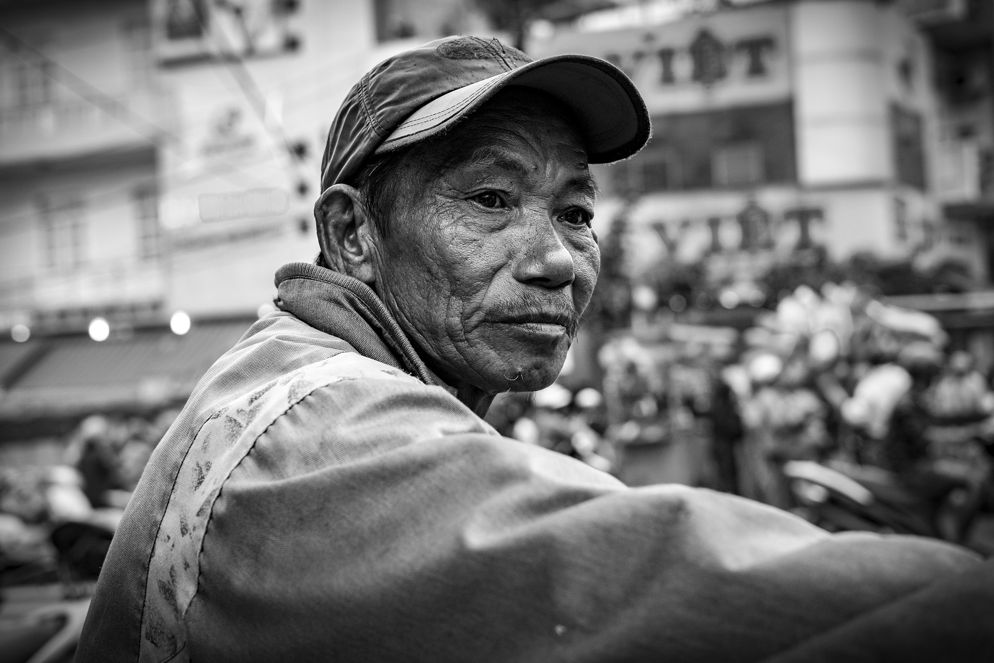 Fujifilm X-E2 + Fujifilm XF 35mm F2 R WR sample photo. Motorbike taxi driver photography