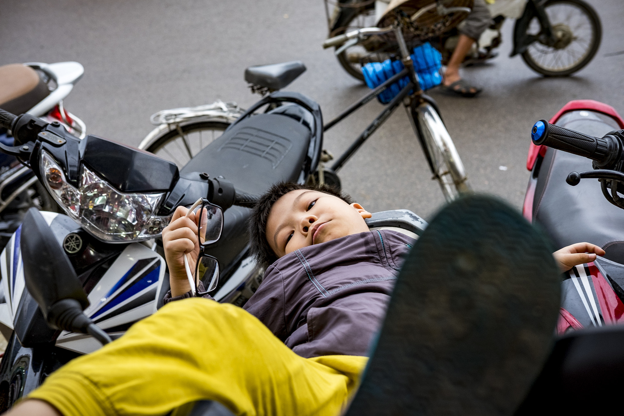 Fujifilm X-E2 + Fujifilm XF 35mm F2 R WR sample photo. Lazy kid photography