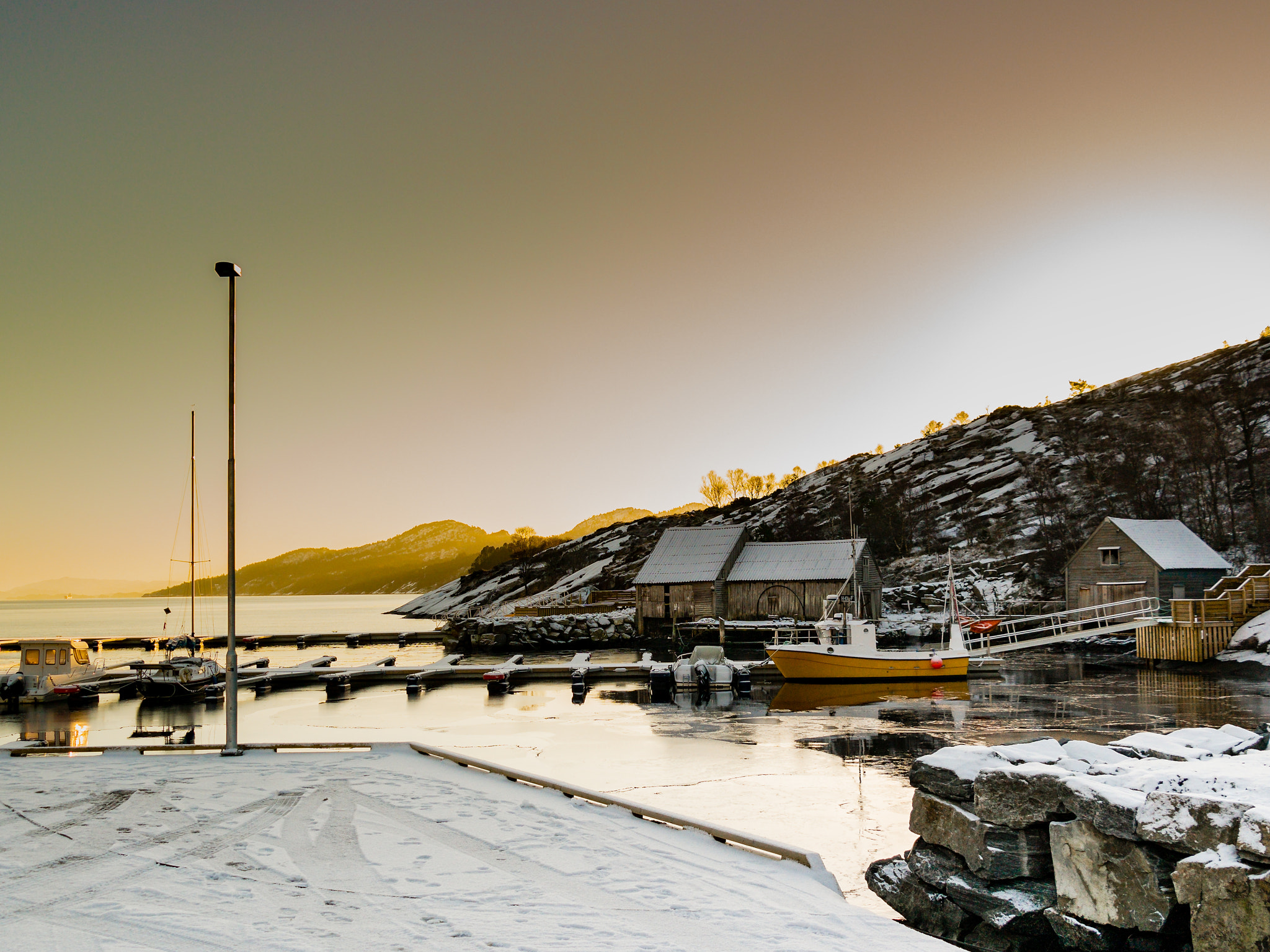 Samsung NX30 + Samsung NX 18-55mm F3.5-5.6 OIS sample photo. "marina in golden sunlight" photography