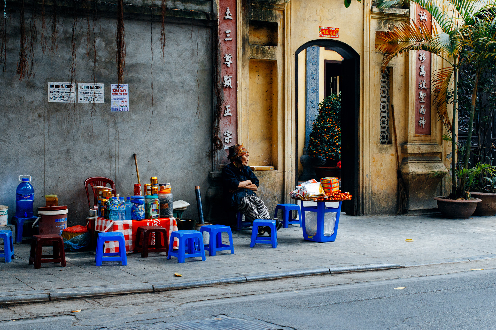 Canon EOS 70D + Sigma 35mm F1.4 DG HSM Art sample photo. Hanoi street vendor photography
