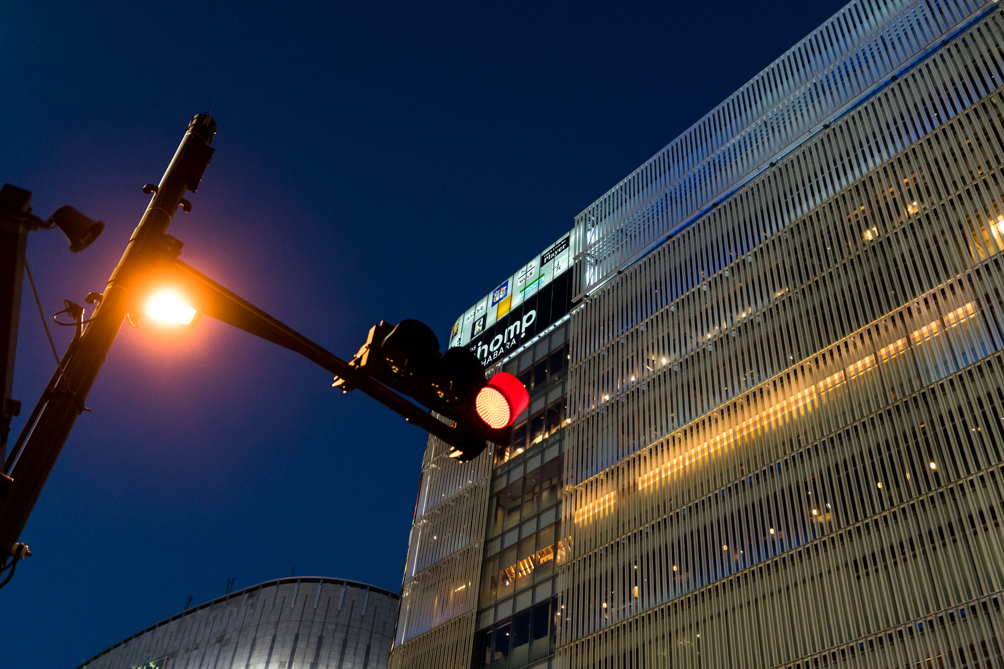 Sony Vario-Sonnar T* 16-35mm F2.8 ZA SSM II sample photo. 红灯 photography