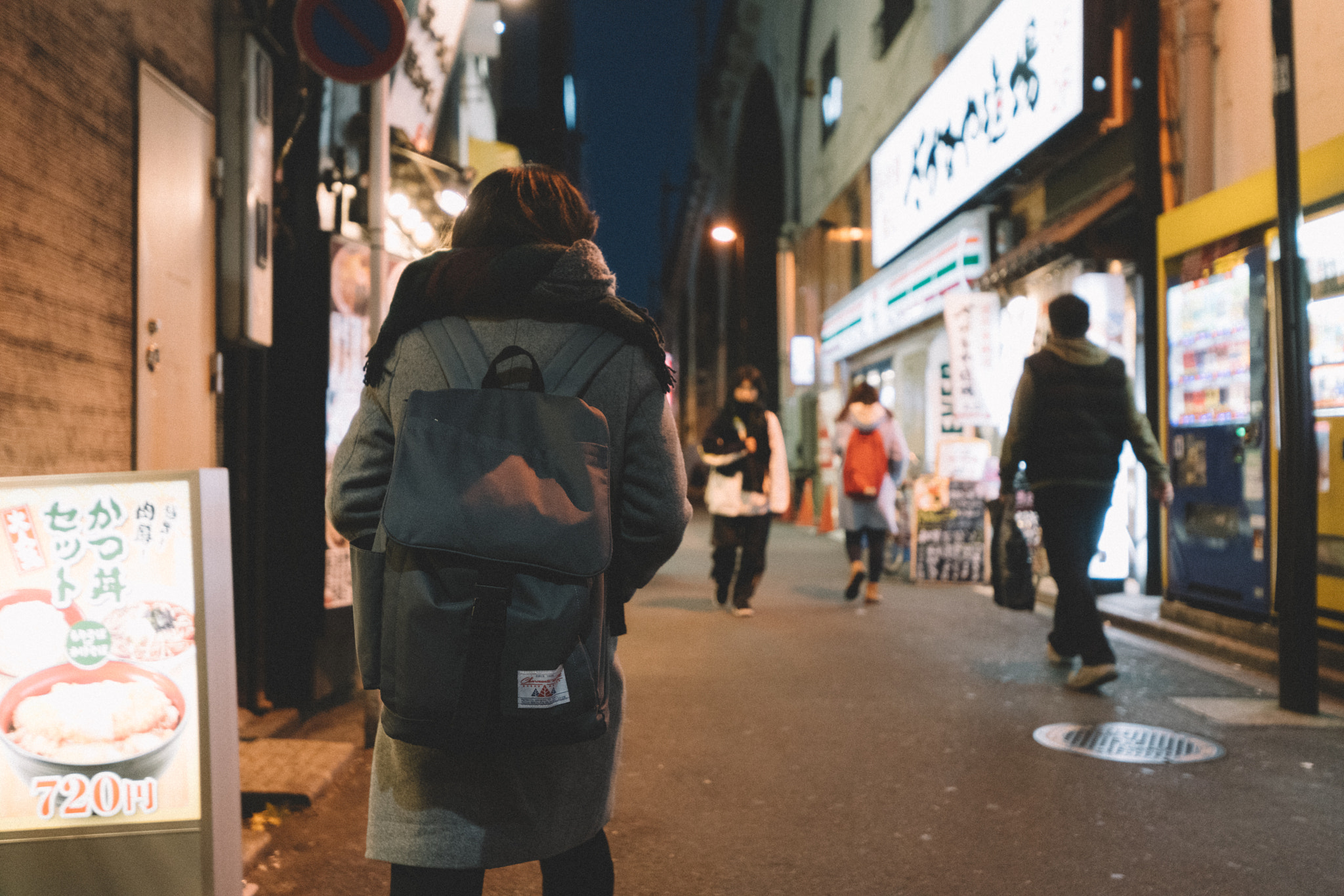 Sony a99 II + Sony Vario-Sonnar T* 16-35mm F2.8 ZA SSM II sample photo. 路上背影 photography