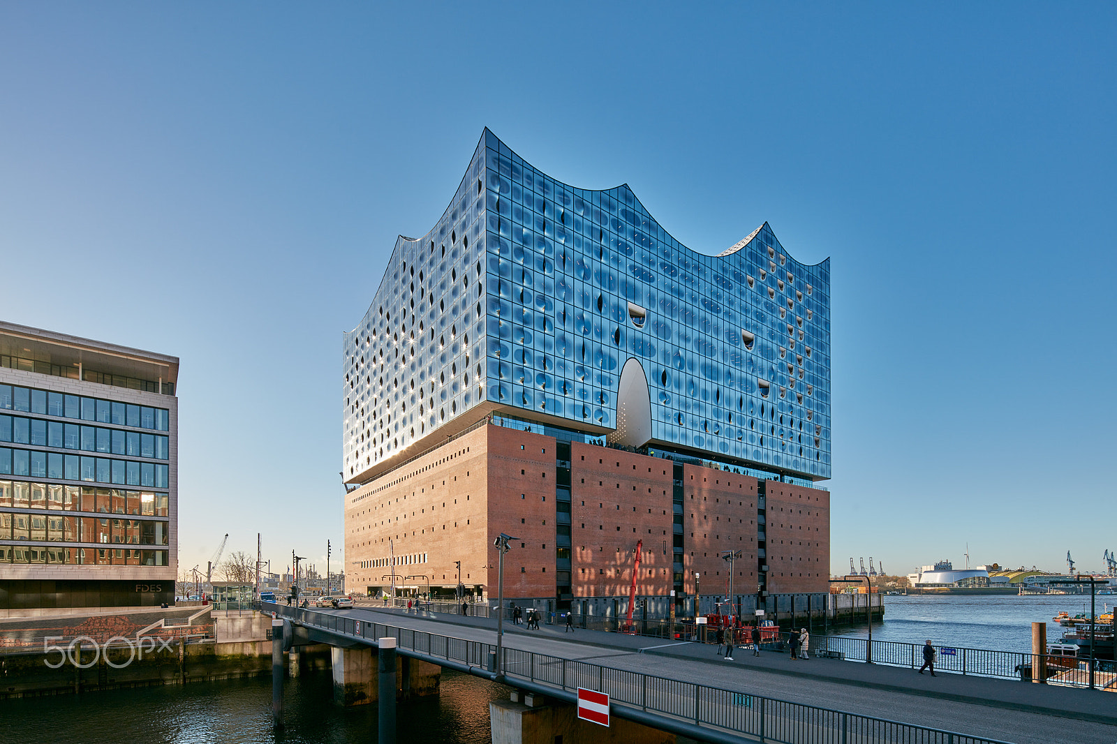 Canon EOS 5DS R + Canon TS-E 17mm F4L Tilt-Shift sample photo. Elbphilharmonie photography