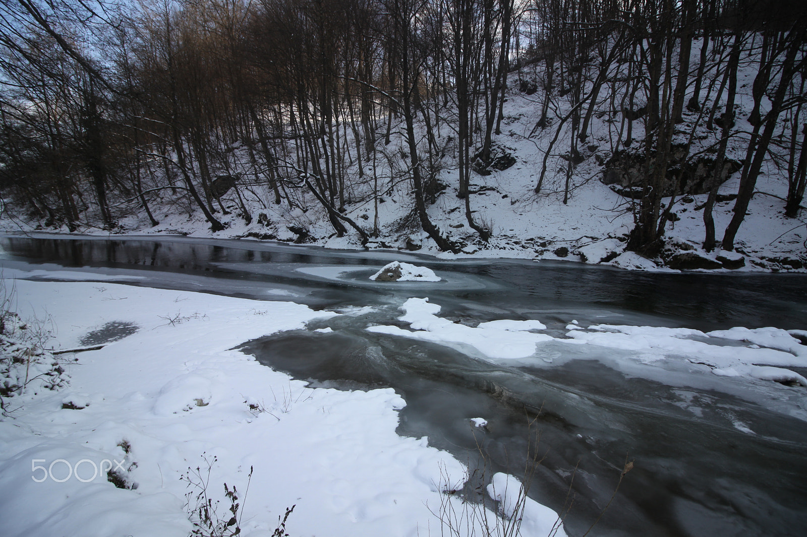 Canon EOS 50D + Canon EF-S 10-18mm F4.5–5.6 IS STM sample photo. Icy river photography