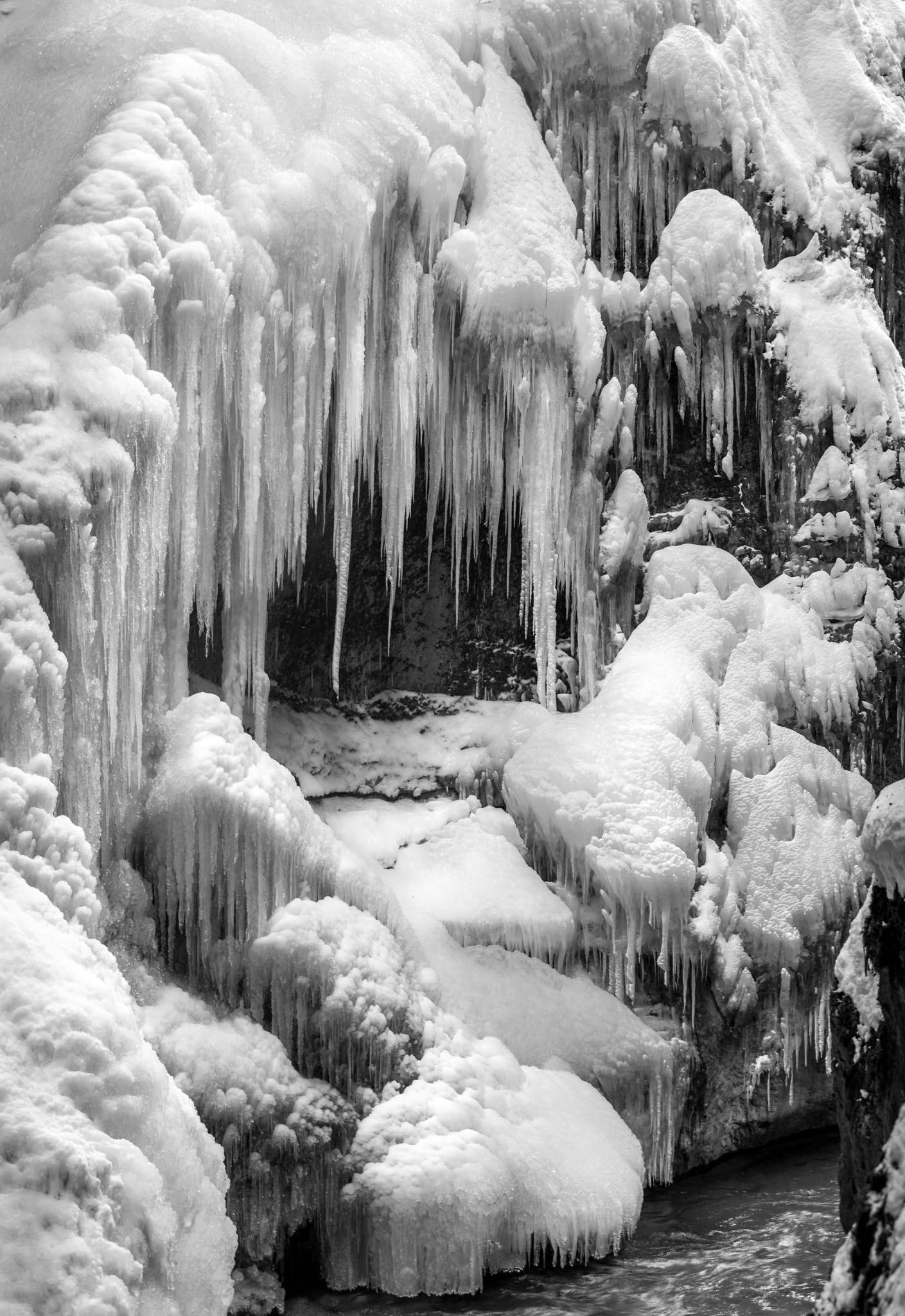 Sony a7R + Sony FE 70-200mm F4 G OSS sample photo. Icicles photography