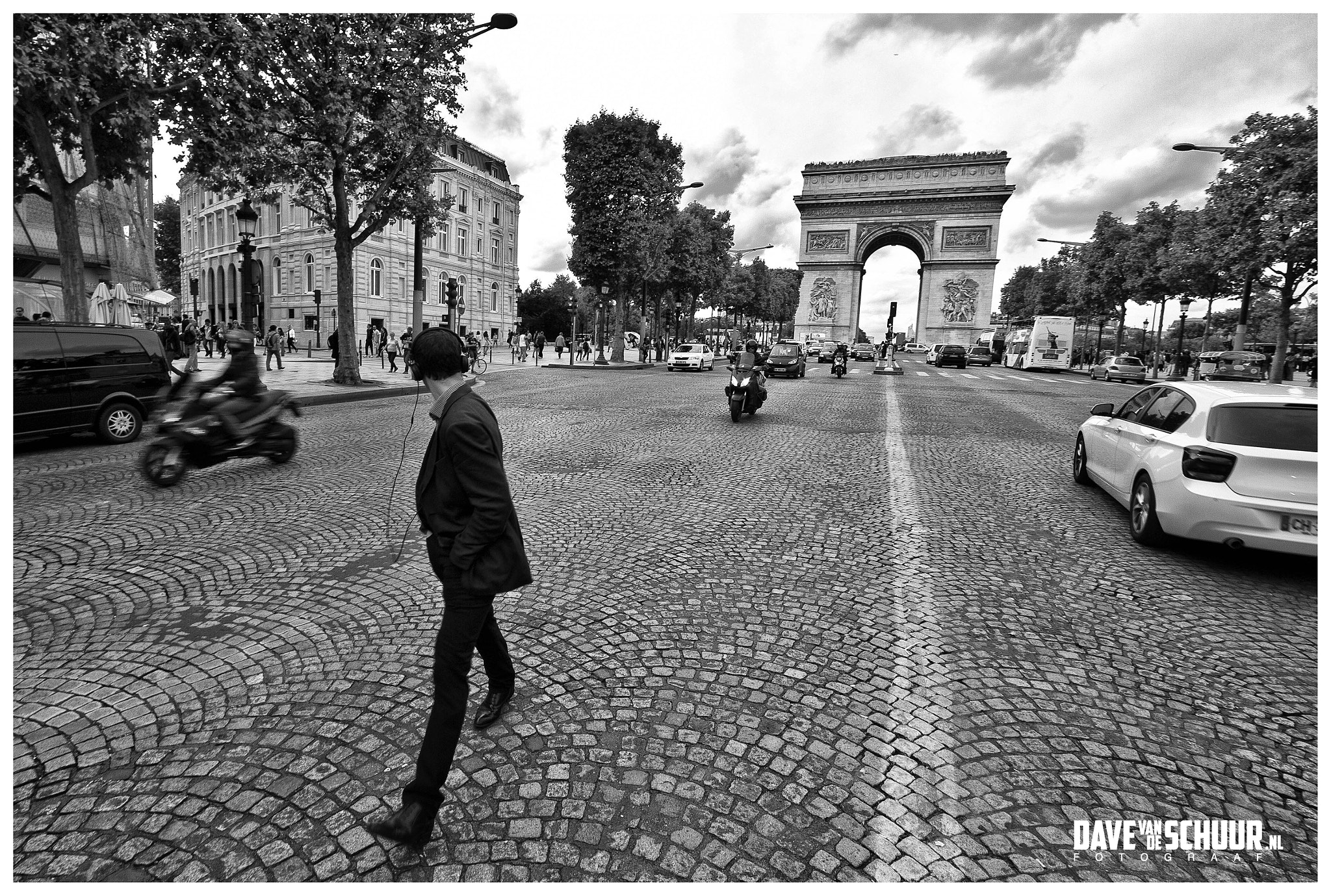 Canon EF-S 10-22mm F3.5-4.5 USM sample photo. Walking man in paris photography