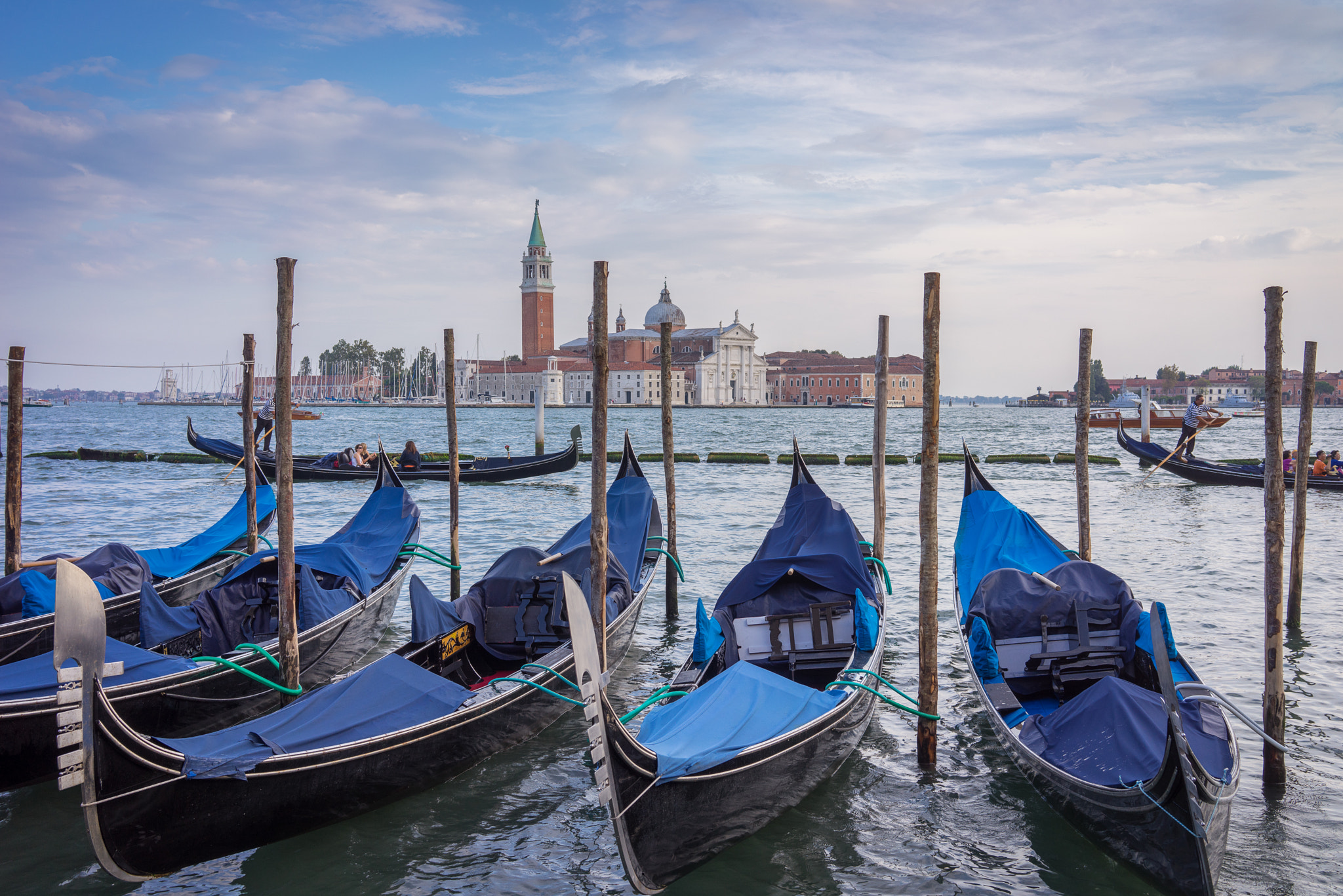 Sony a7R + Sony Sonnar T* FE 35mm F2.8 ZA sample photo. Gondole a venezia photography