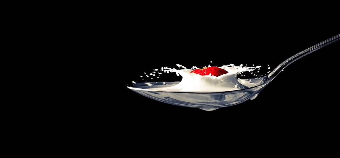 Canon EF 100mm F2.8L Macro IS USM sample photo. Strawberry splash photography