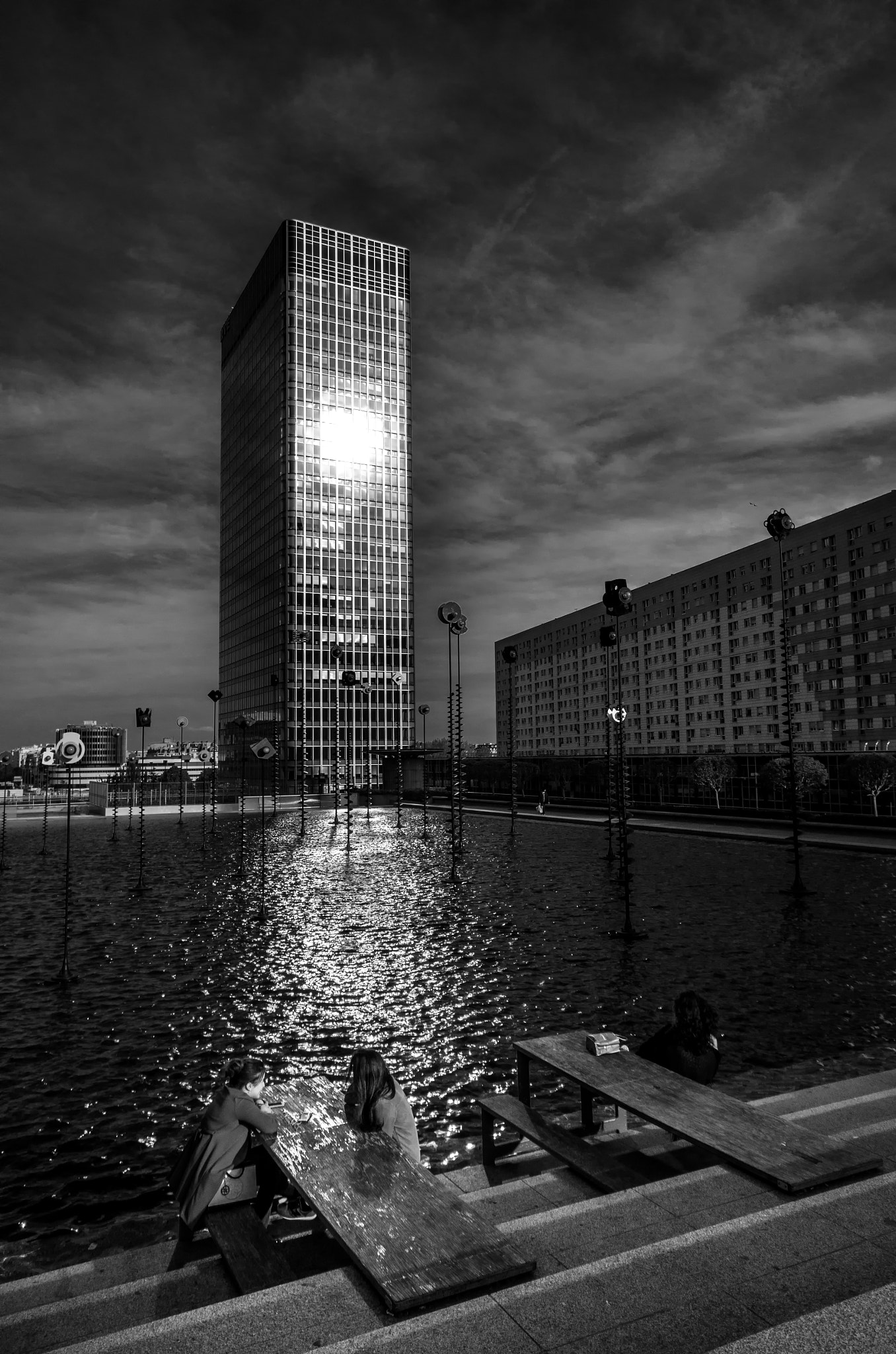 Sigma AF 10-20mm F4-5.6 EX DC sample photo. Tête à tête à la défense... photography