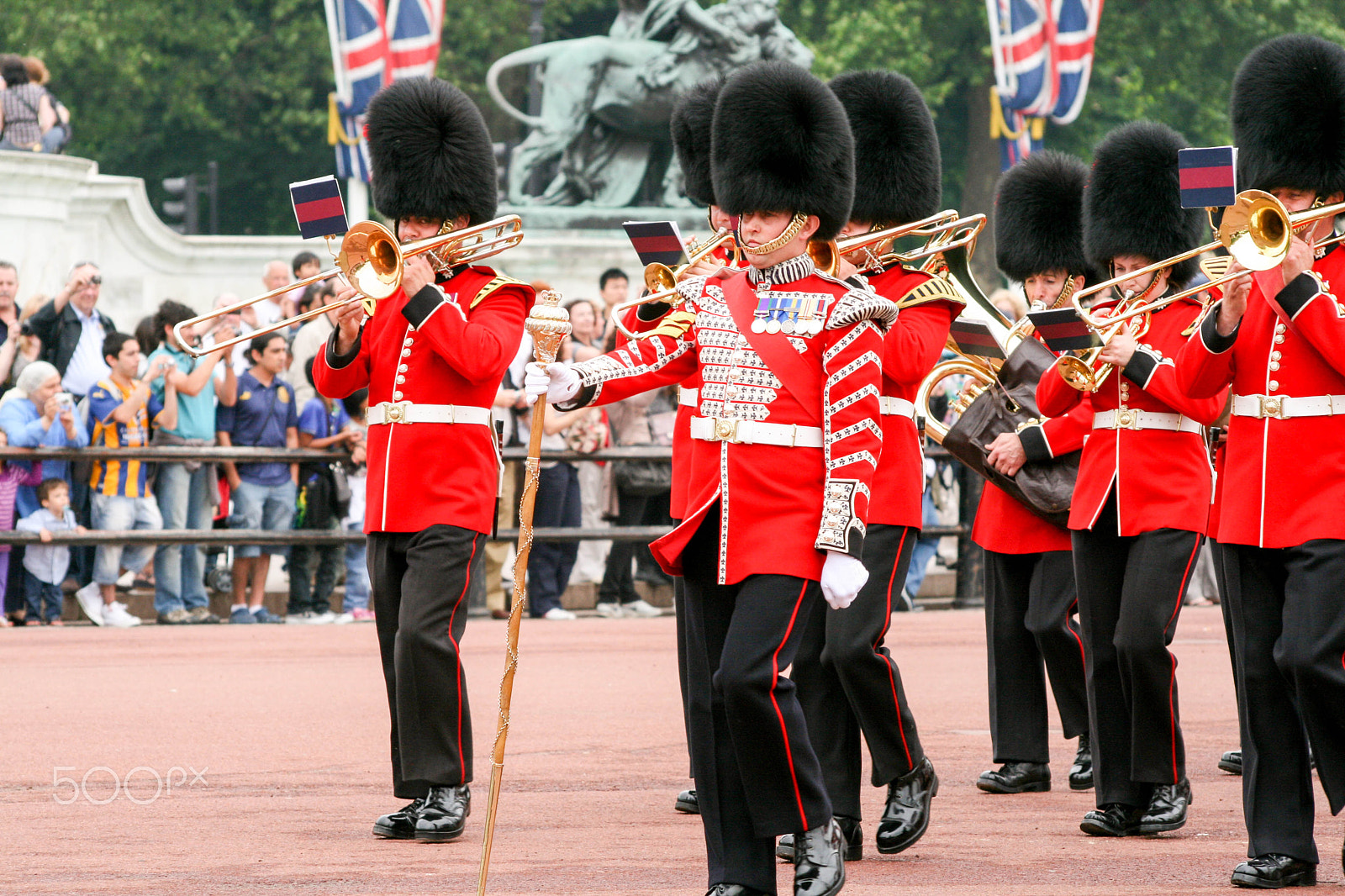Sigma 70-300mm F4-5.6 APO DG Macro sample photo. Changing the guard at buckingham palace london uk photography