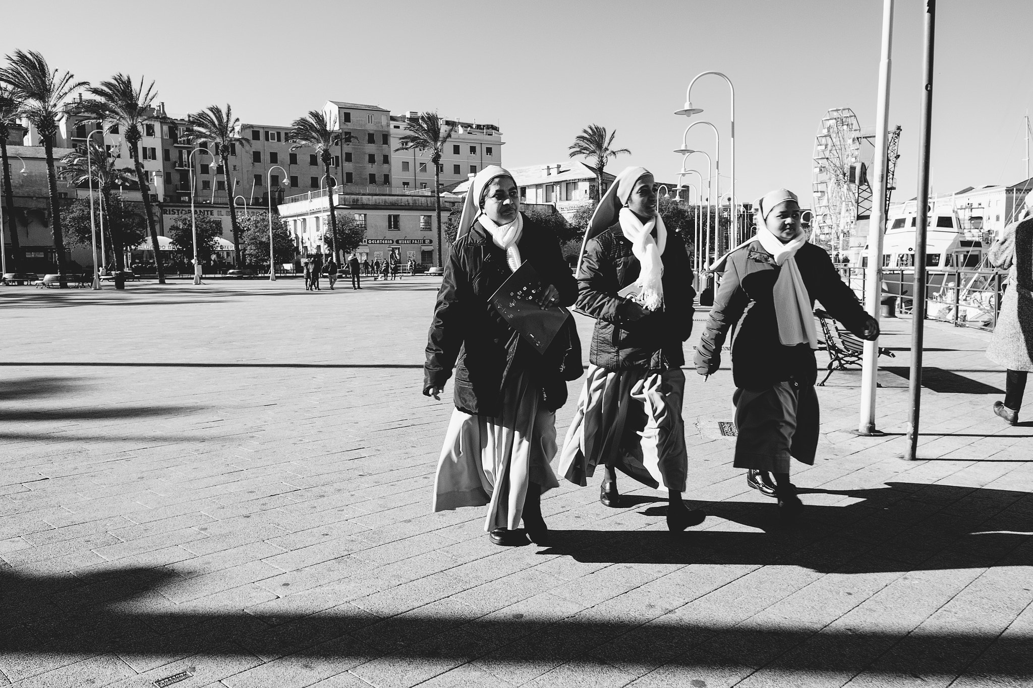 Fujifilm X70 sample photo. Suore nel porto antico photography