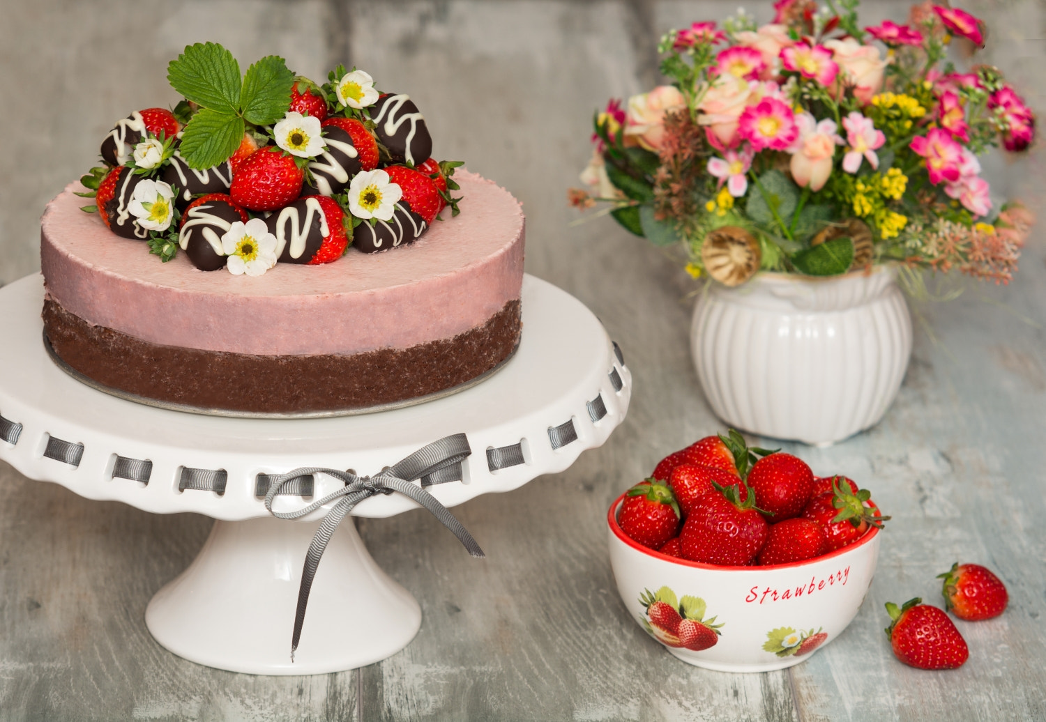 Sigma 70-200mm F2.8 EX DG Macro HSM II sample photo. Strawberry cake photography