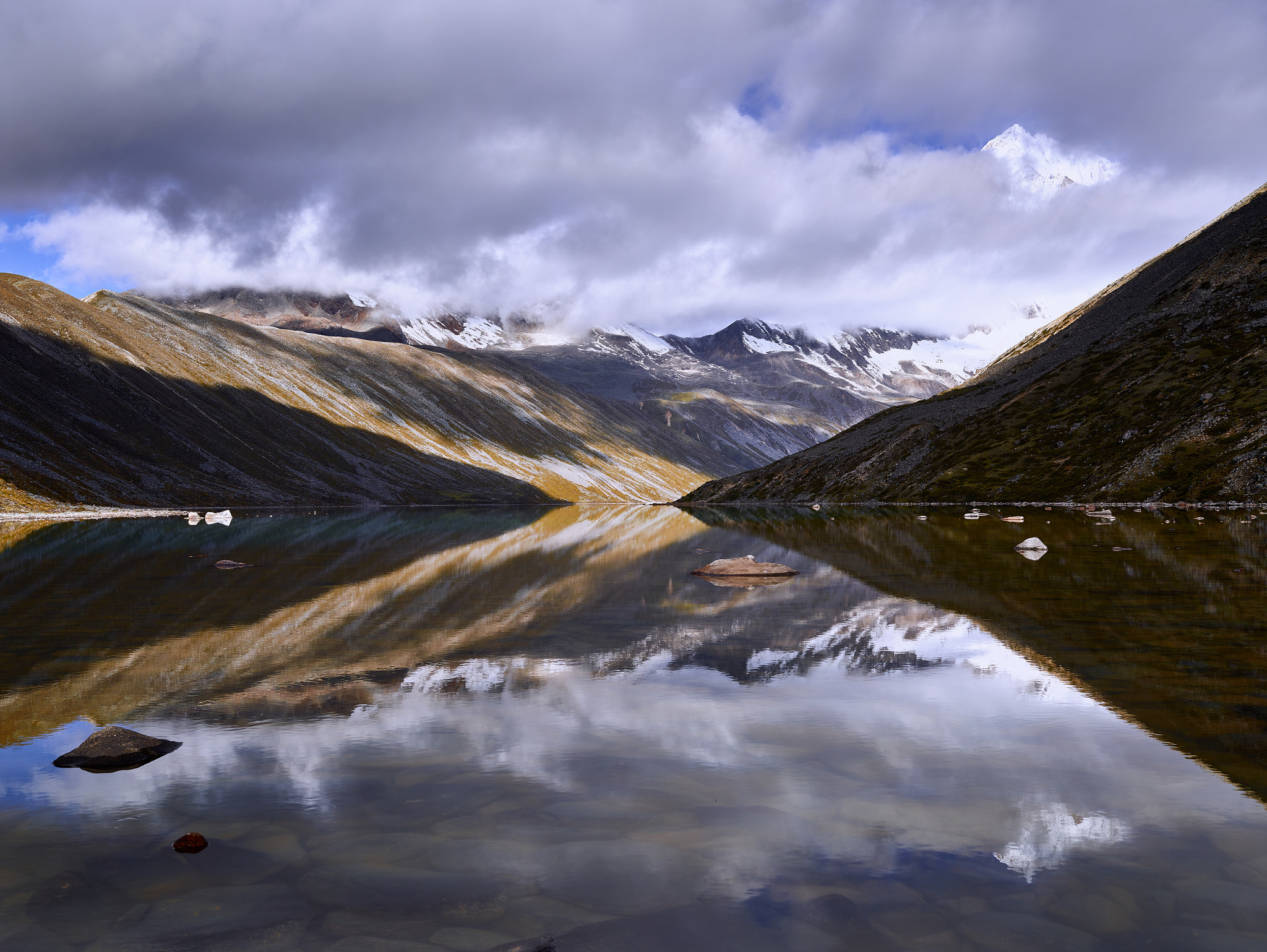 Phase One IQ180 sample photo. 中国西藏山南地区中国不丹边境附近的介九错风光，隐隐约约显现的雪山为喜马拉雅山脉中段的卡热疆雪山主峰。 photography