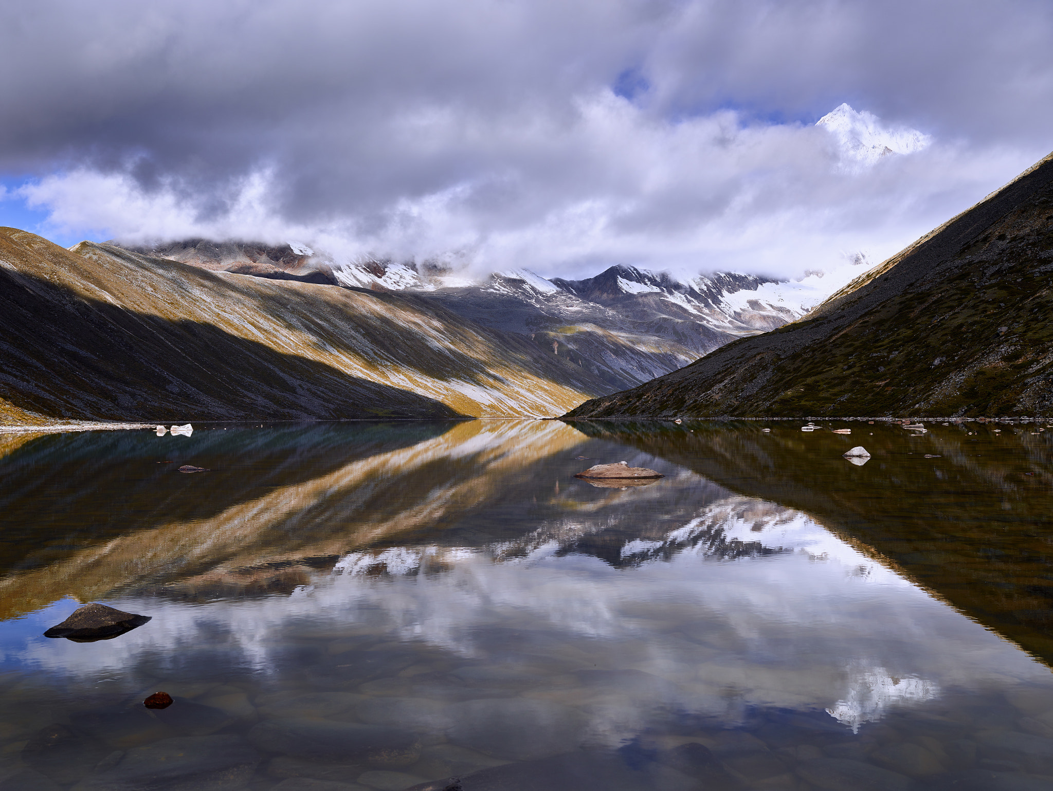 Phase One IQ180 + Schneider LS 55mm f/2.8 sample photo. 中国西藏山南地区中国不丹边境附近的介九错风光，隐隐约约显现的雪山为喜马拉雅山脉中段的卡热疆雪山主峰。 photography