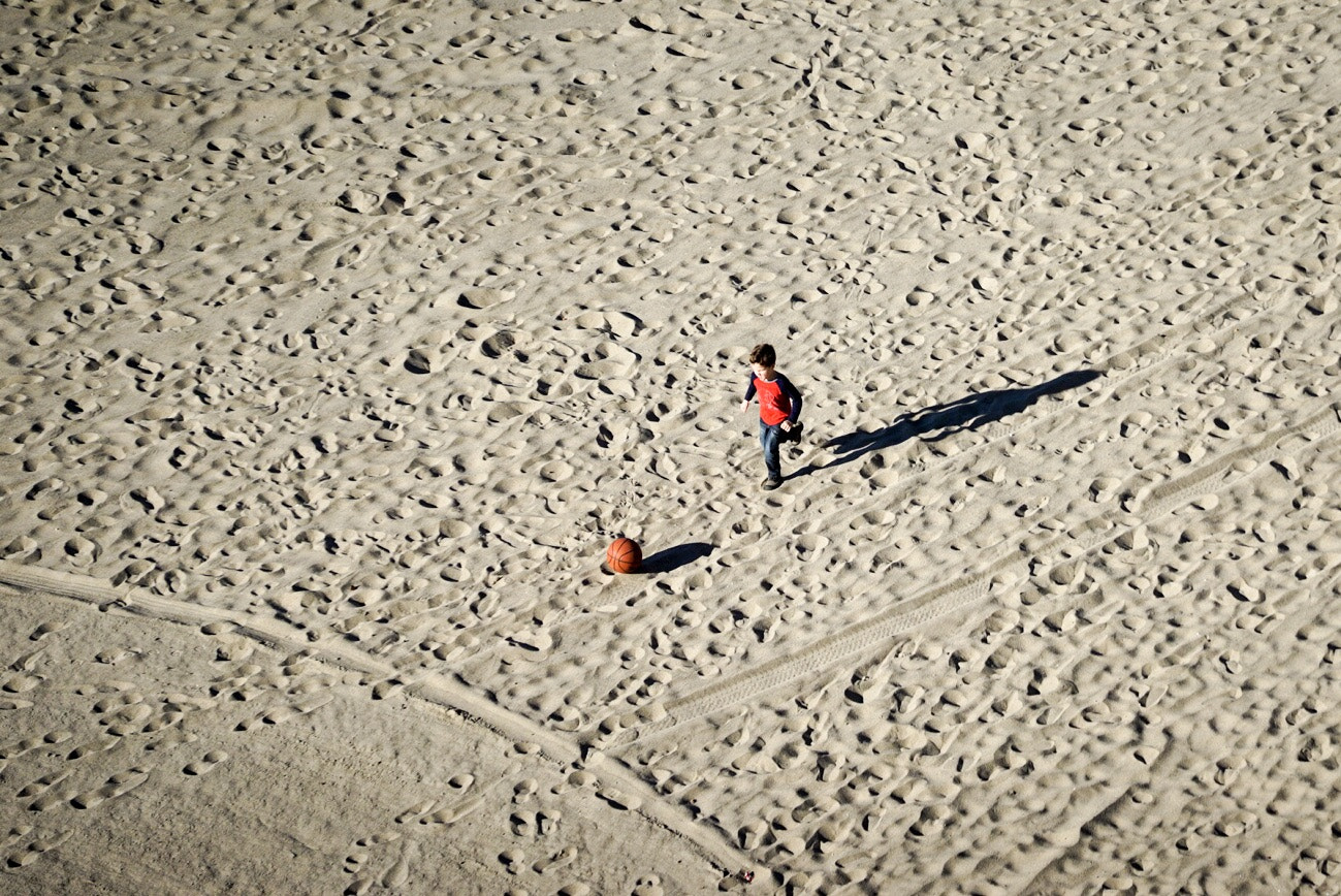 Sony a7S + Sony FE 70-200mm F4 G OSS sample photo. Alone on the sand, it's play time. photography