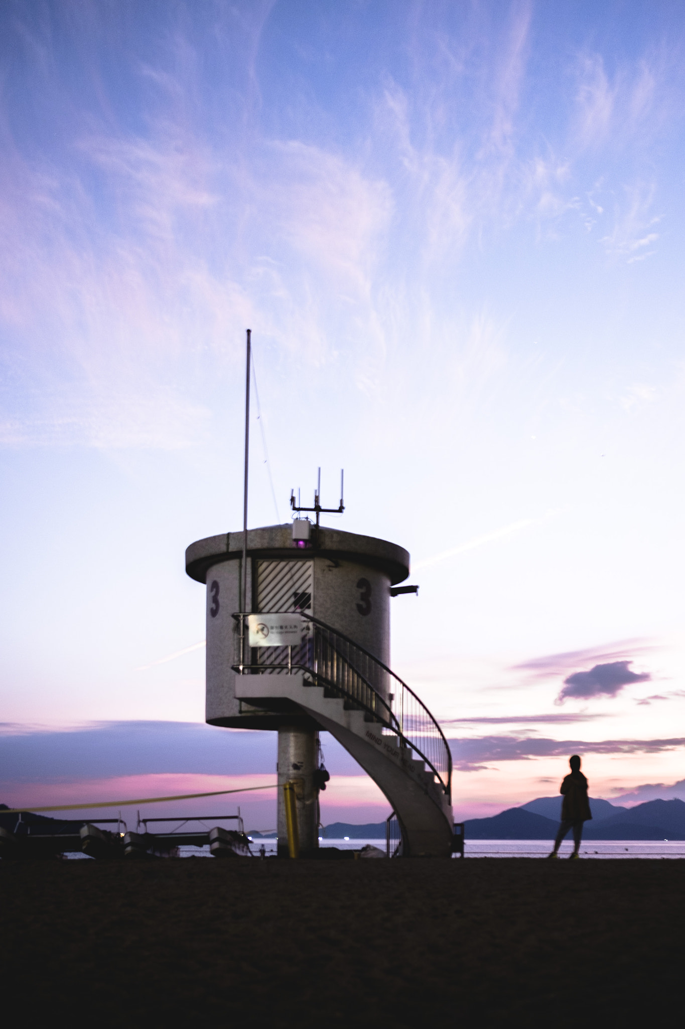 Fujifilm X-E2 + Fujifilm XF 23mm F1.4 R sample photo. Lifeguard tower at repulse bay photography