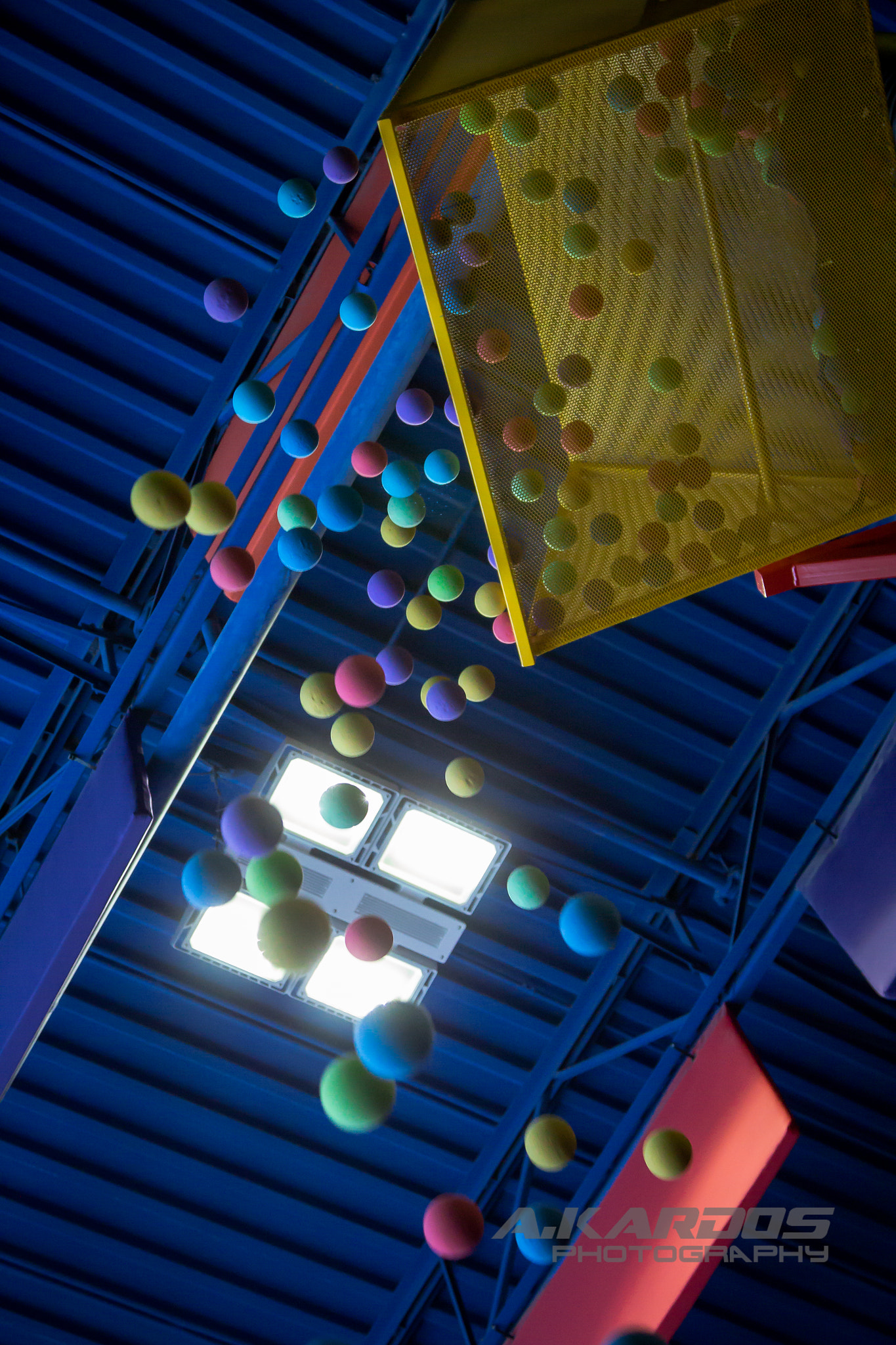 Canon EOS 700D (EOS Rebel T5i / EOS Kiss X7i) sample photo. Playground - indoor playground ball dumping bucket photography