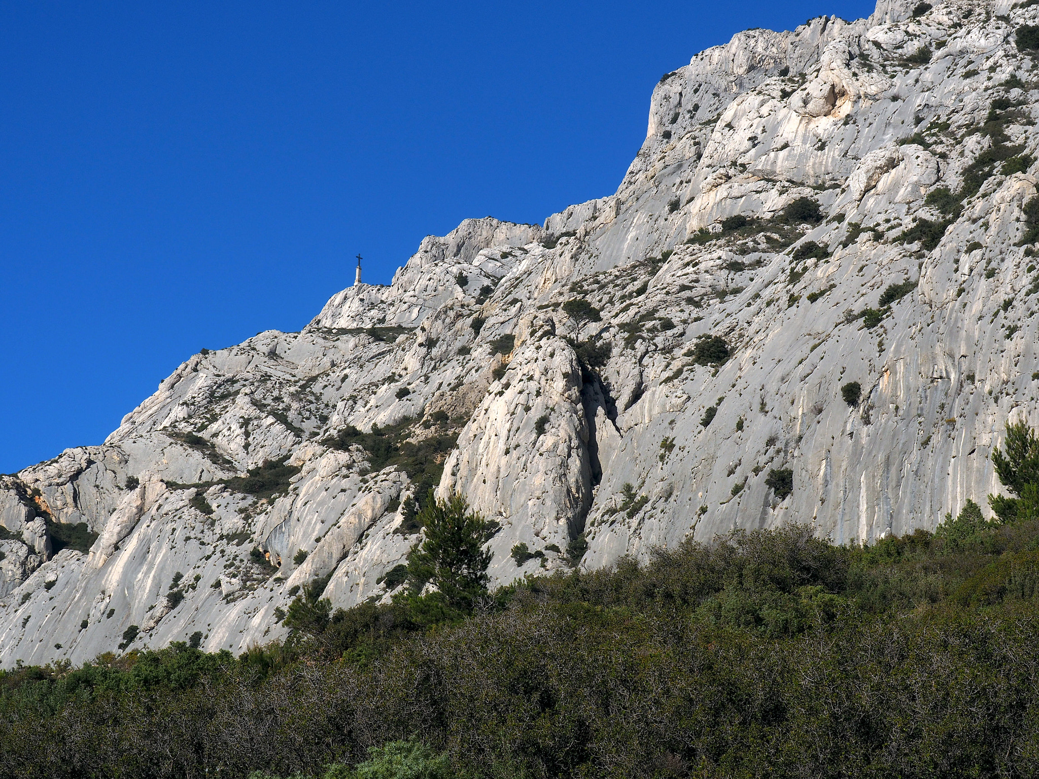Olympus OM-D E-M5 II sample photo. Croix de sainte-victoire photography