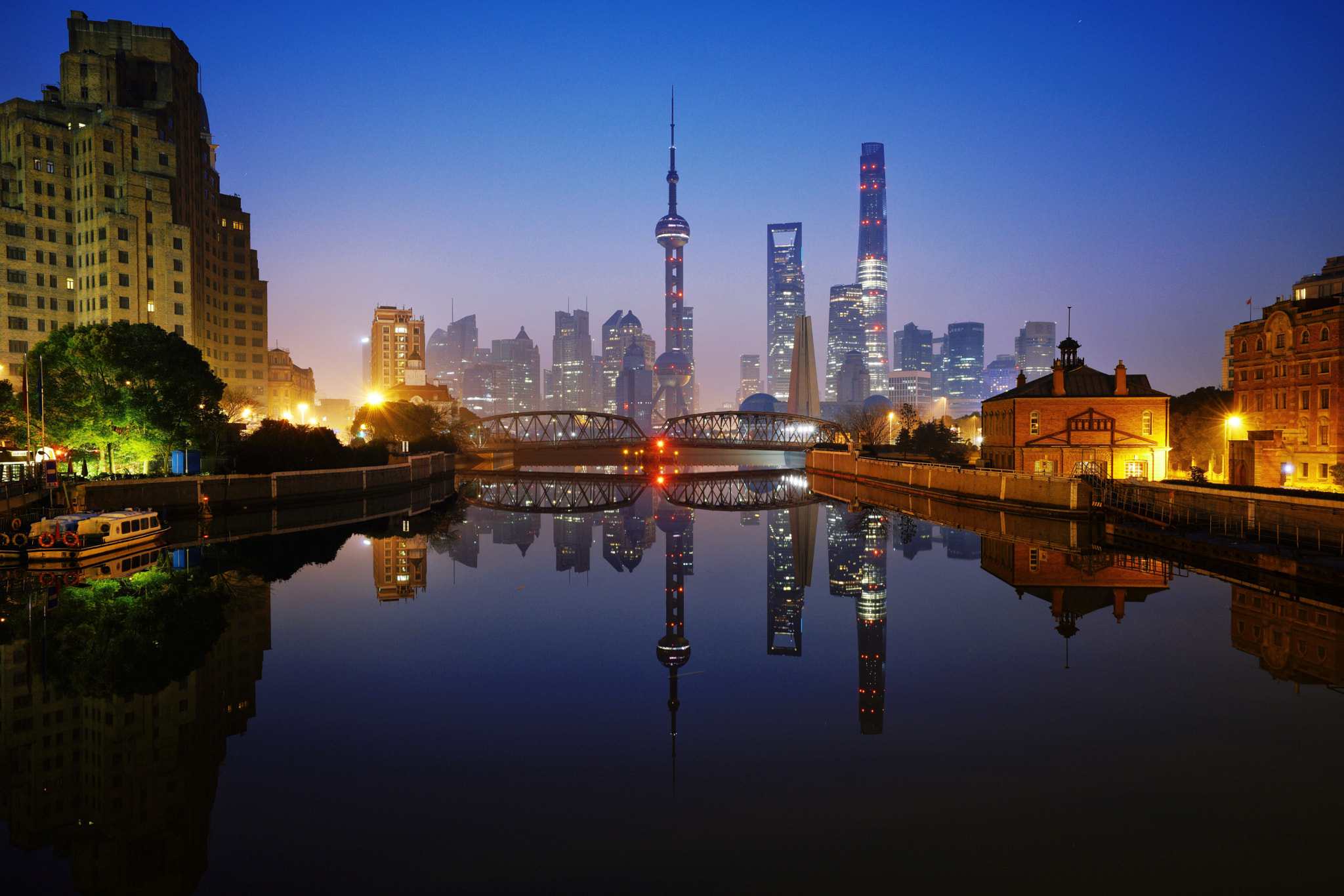 Sony a7R II + Sony Vario-Tessar T* FE 16-35mm F4 ZA OSS sample photo. Wake up,shanghai. photography