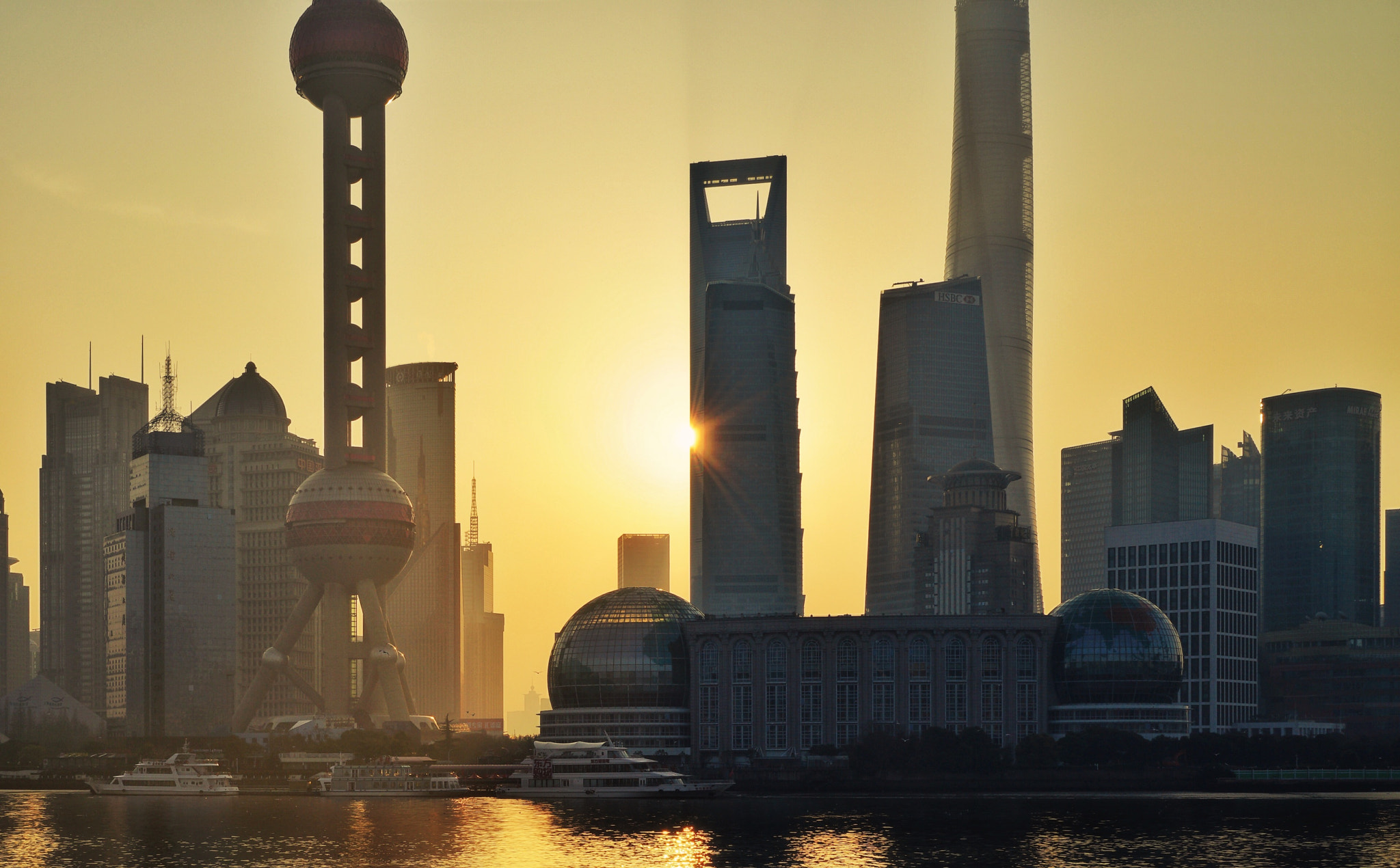 Sony a7R II + Sony Vario-Tessar T* FE 16-35mm F4 ZA OSS sample photo. Good morning,shanghai. photography