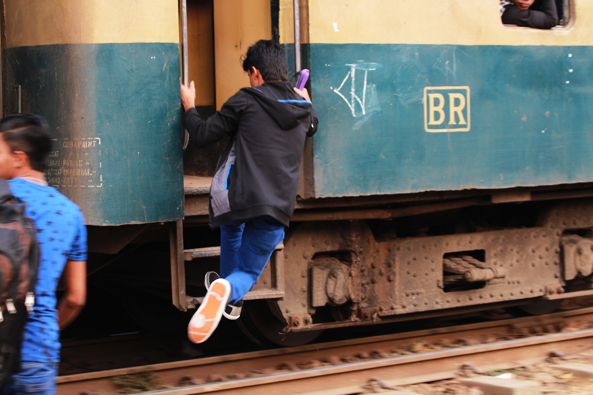 Canon EOS 700D (EOS Rebel T5i / EOS Kiss X7i) + Canon EF 70-200mm F4L USM sample photo. A boy jumping on the train photography