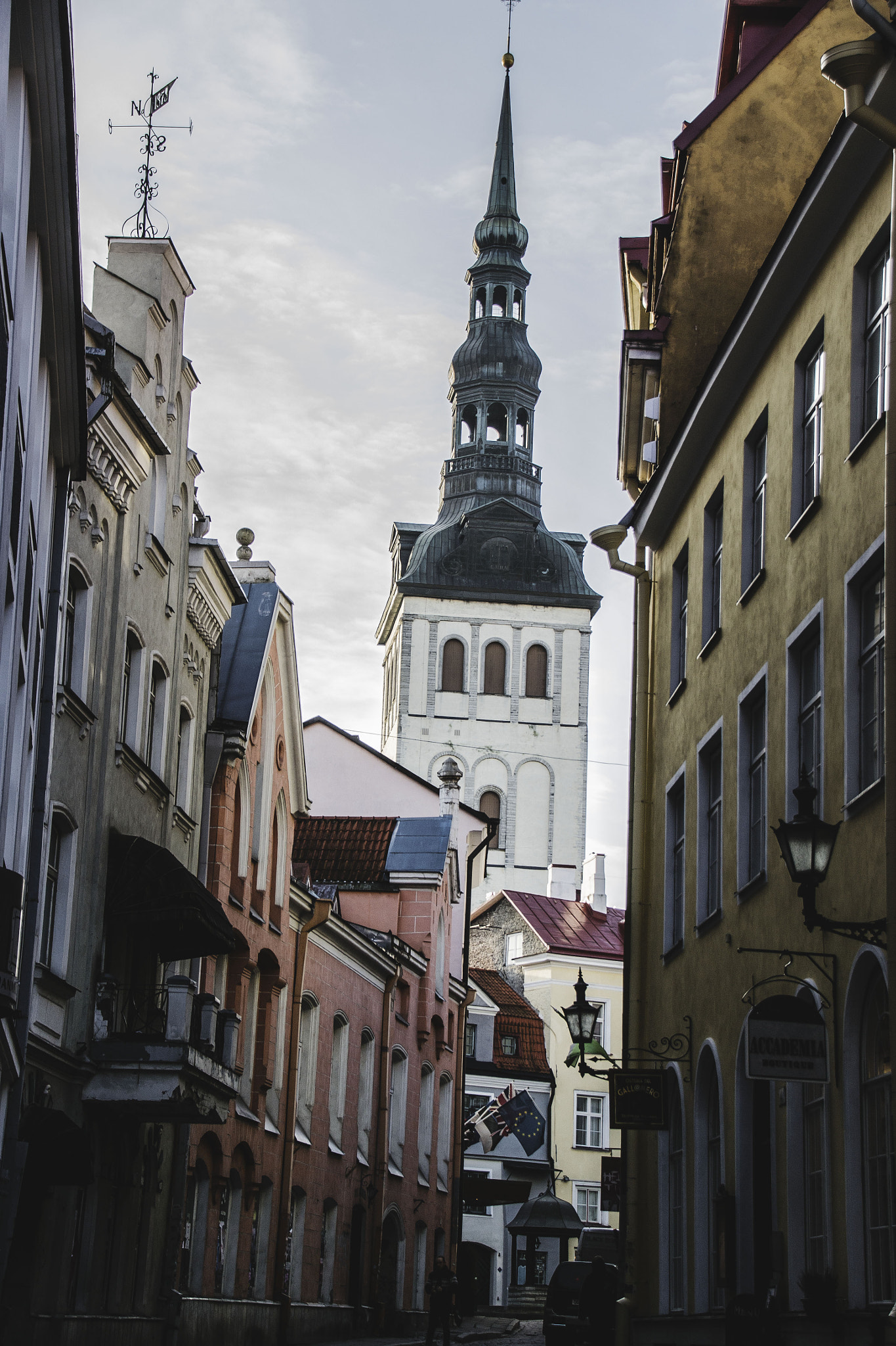 Sigma 18-250mm F3.5-6.3 DC Macro OS HSM sample photo. Tallinn old town photography