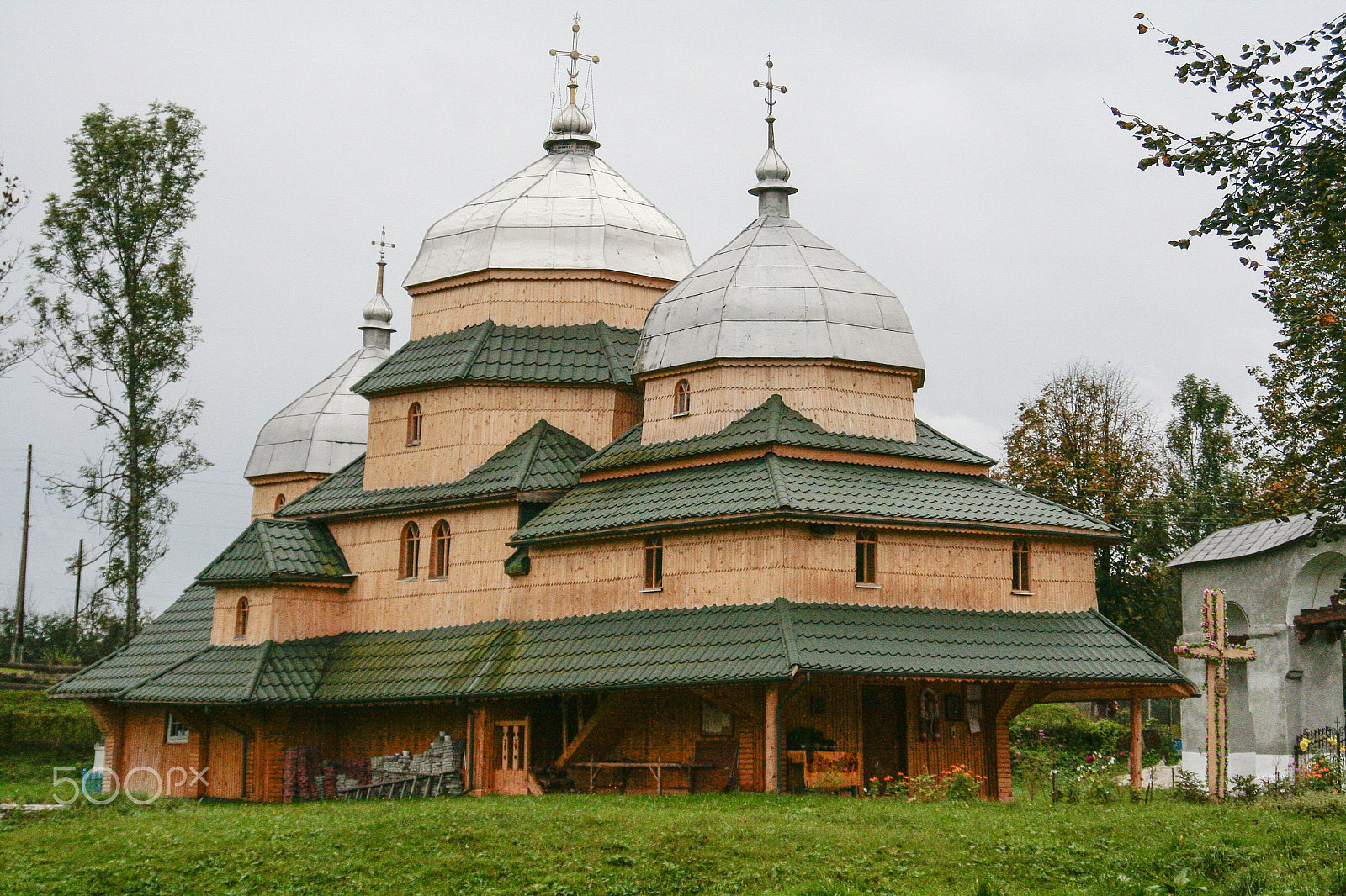 Canon EOS 400D (EOS Digital Rebel XTi / EOS Kiss Digital X) sample photo. Church in the carpathian mountains photography