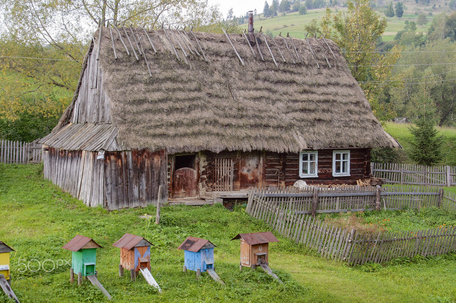 Canon EF 28-105mm F4.0-5.6 USM sample photo. Authentic old house in the carpathian mountains photography