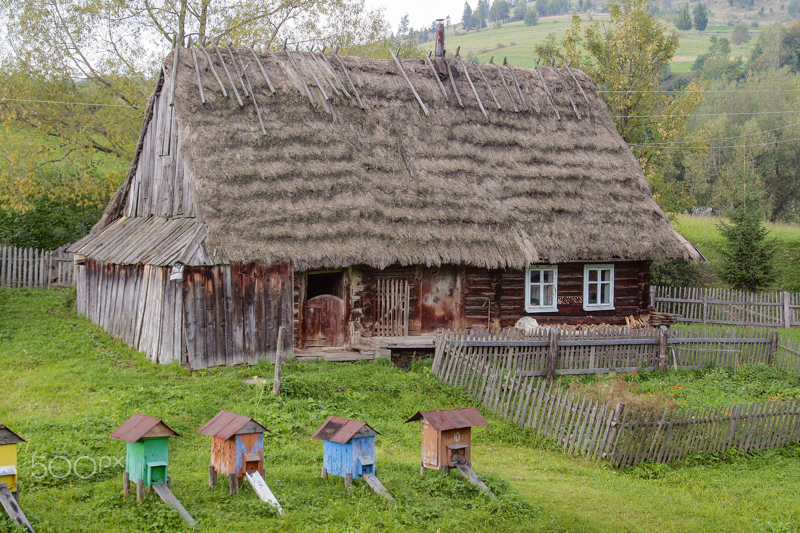 Canon EOS 400D (EOS Digital Rebel XTi / EOS Kiss Digital X) + Canon EF 28-105mm F4.0-5.6 USM sample photo. Authentic old house in the carpathian mountains photography