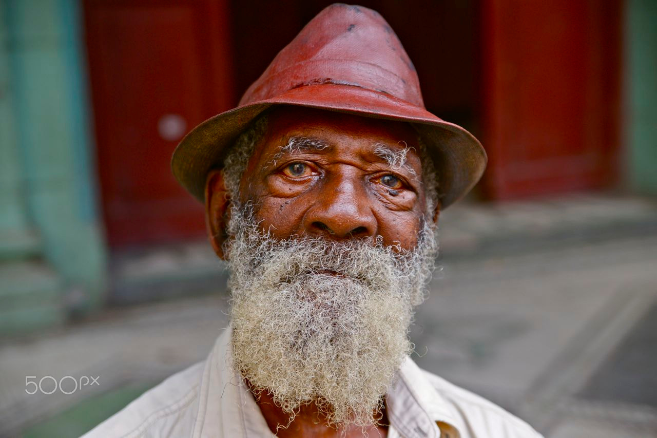 Sony Alpha DSLR-A850 sample photo. Old man in havanna photography