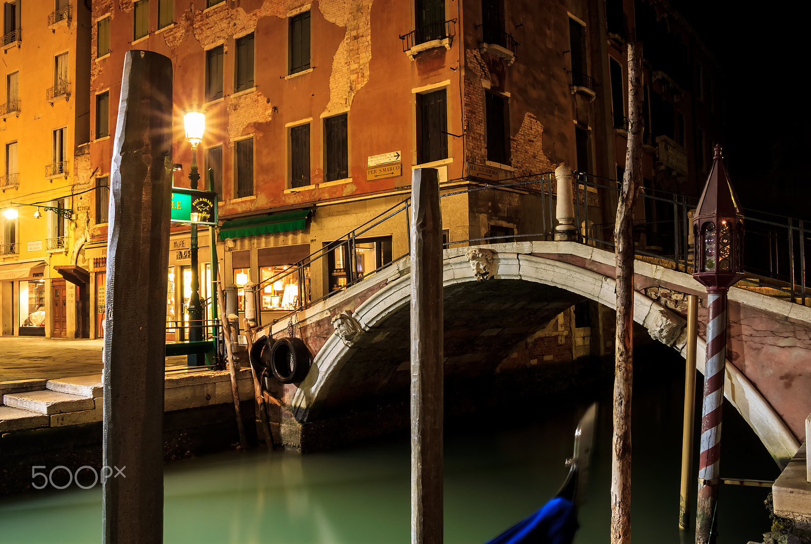 Canon EOS 500D (EOS Rebel T1i / EOS Kiss X3) + Sigma 18-50mm f/3.5-5.6 DC sample photo. Nightly venetian bridge campo san moise, venezia photography