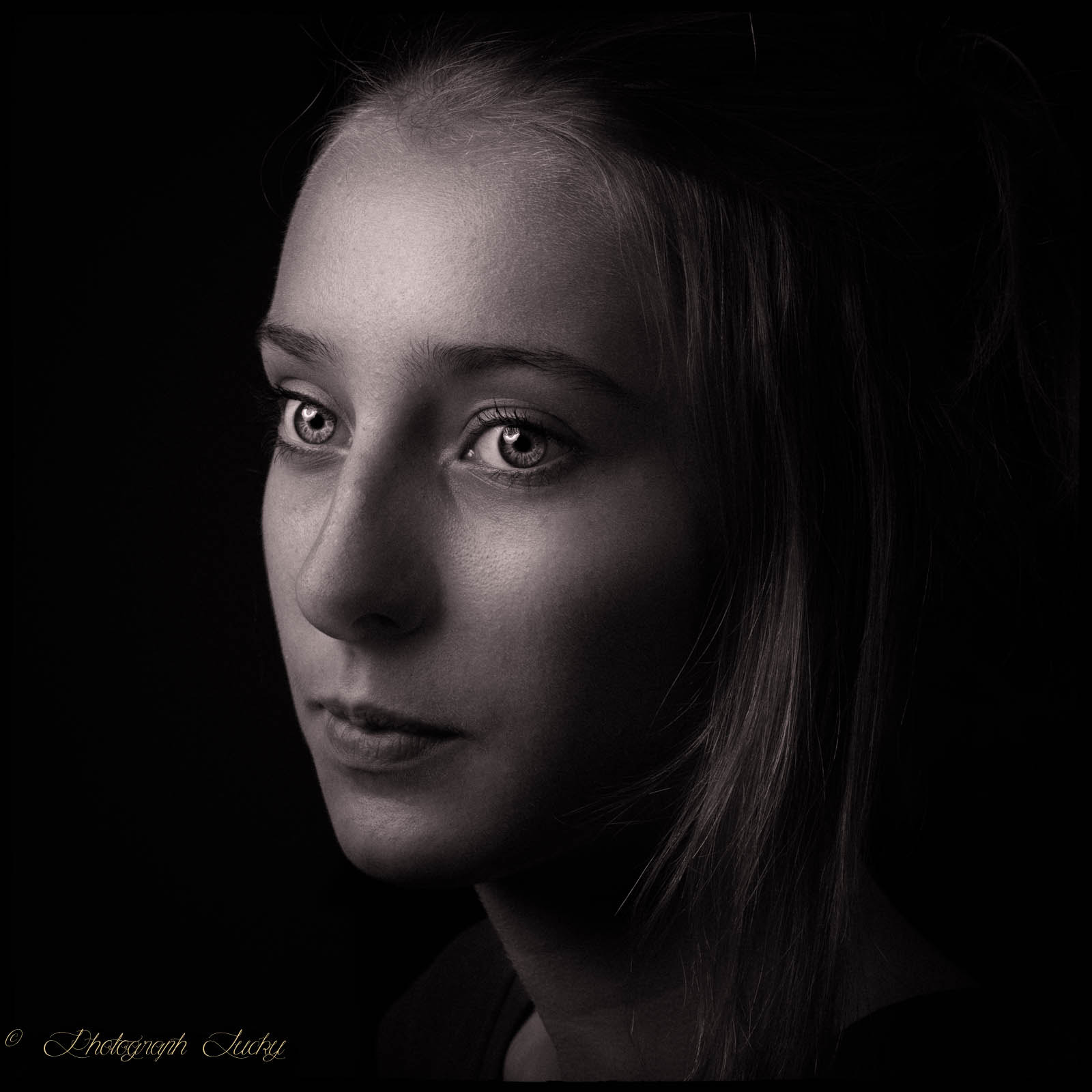 Nikon D800E + Nikon AF-S Nikkor 85mm F1.8G sample photo. Low-key on a beauty photography
