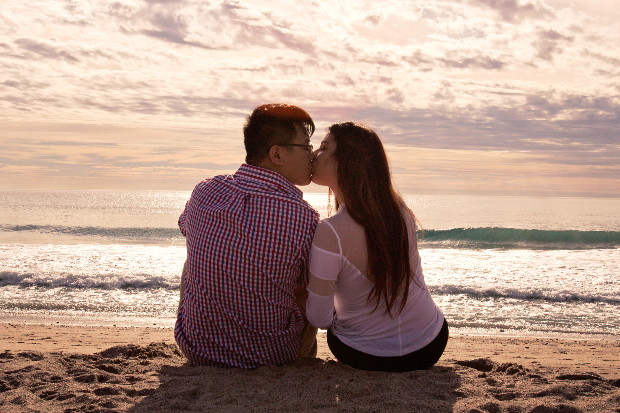 Canon EOS 100D (EOS Rebel SL1 / EOS Kiss X7) + Canon EF 16-35mm F2.8L USM sample photo. Kissing on the beach photography