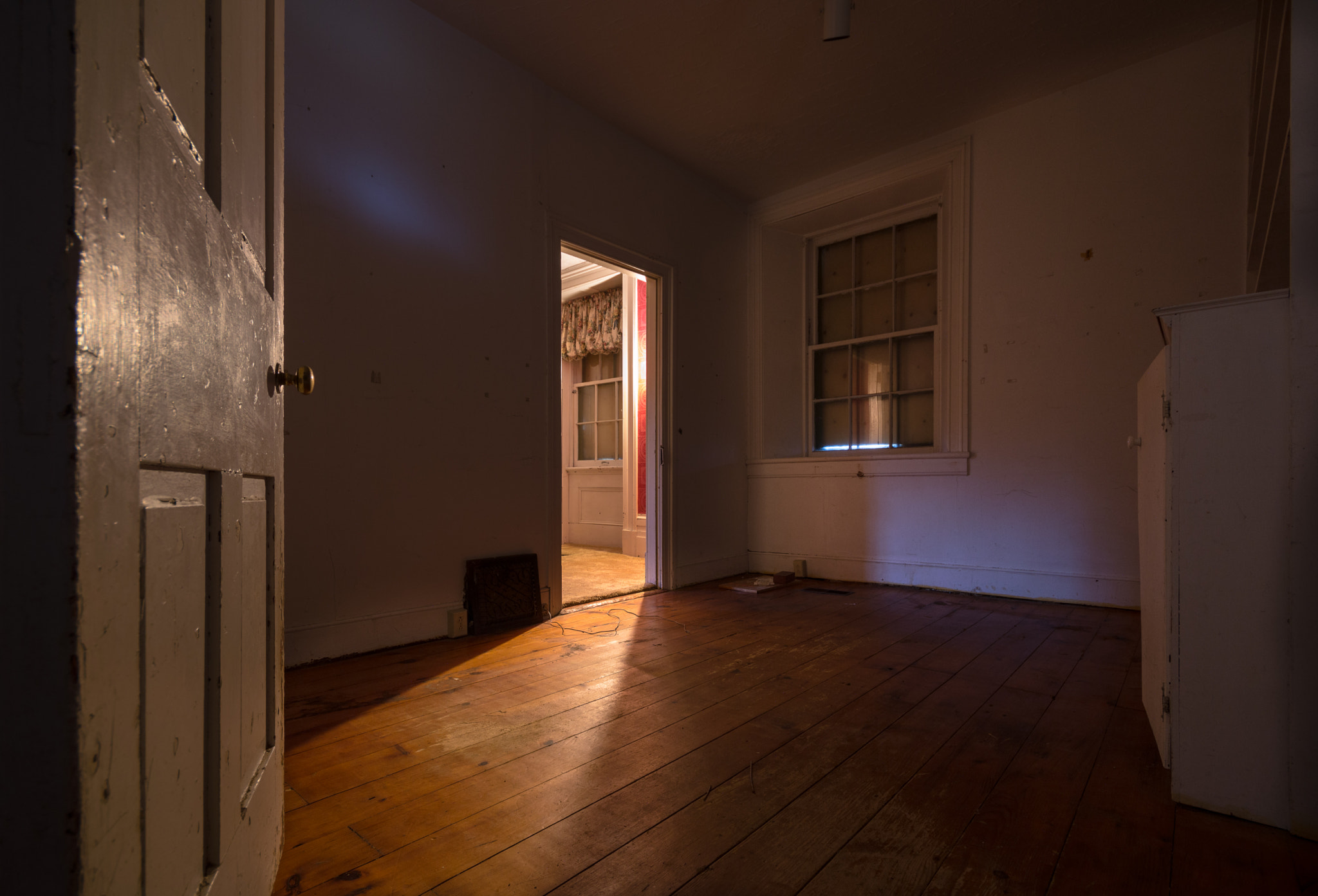 Nikon D3200 + Sigma 10-20mm F4-5.6 EX DC HSM sample photo. Living room light in abandoned ontario house photography