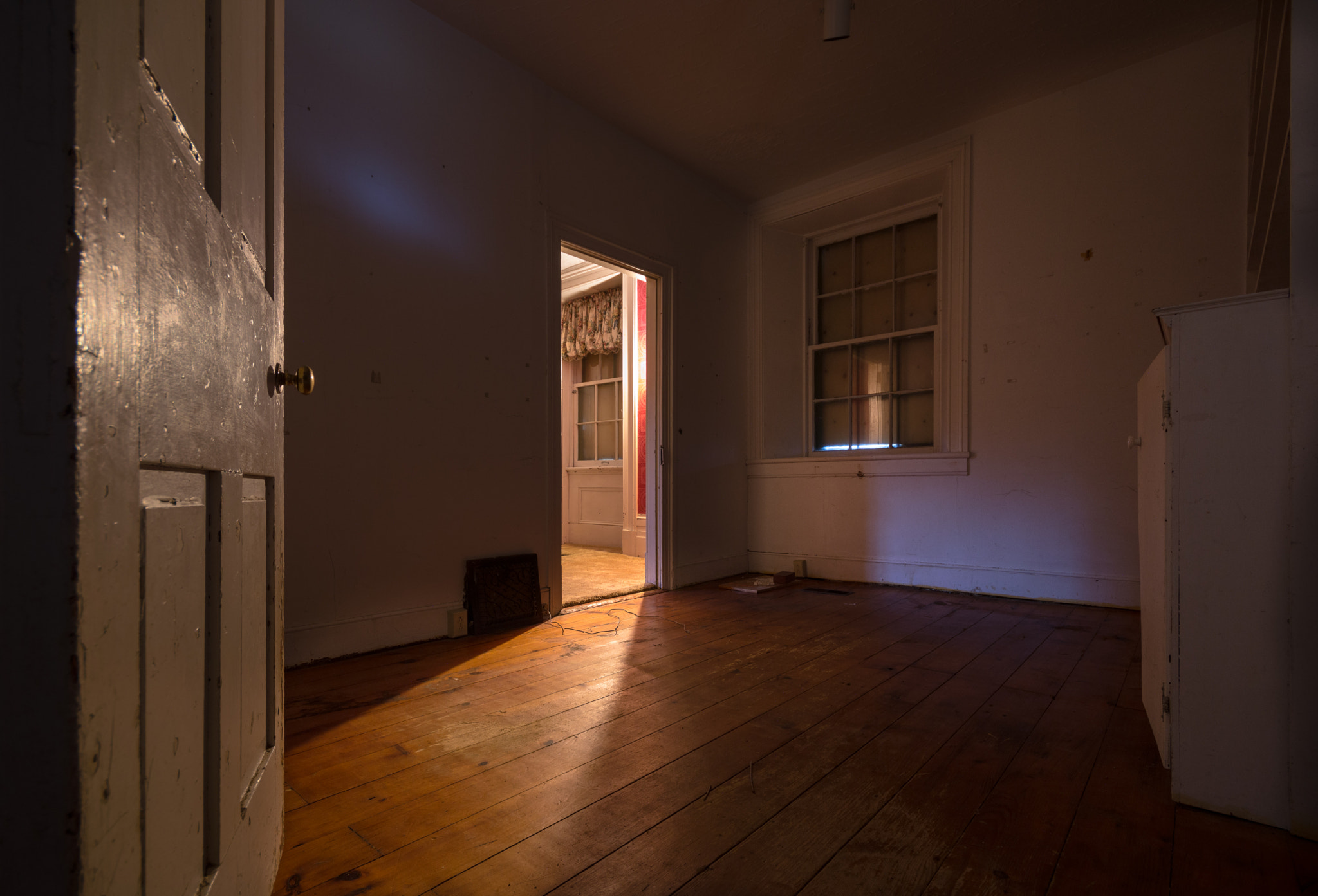 Sigma 10-20mm F4-5.6 EX DC HSM sample photo. Living room light in abandoned ontario house photography