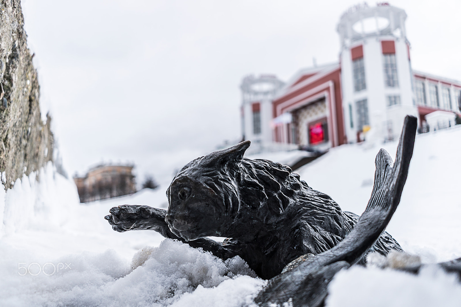 Sony a6500 + Sony E 20mm F2.8 sample photo. Cat & fish monument in snow photography