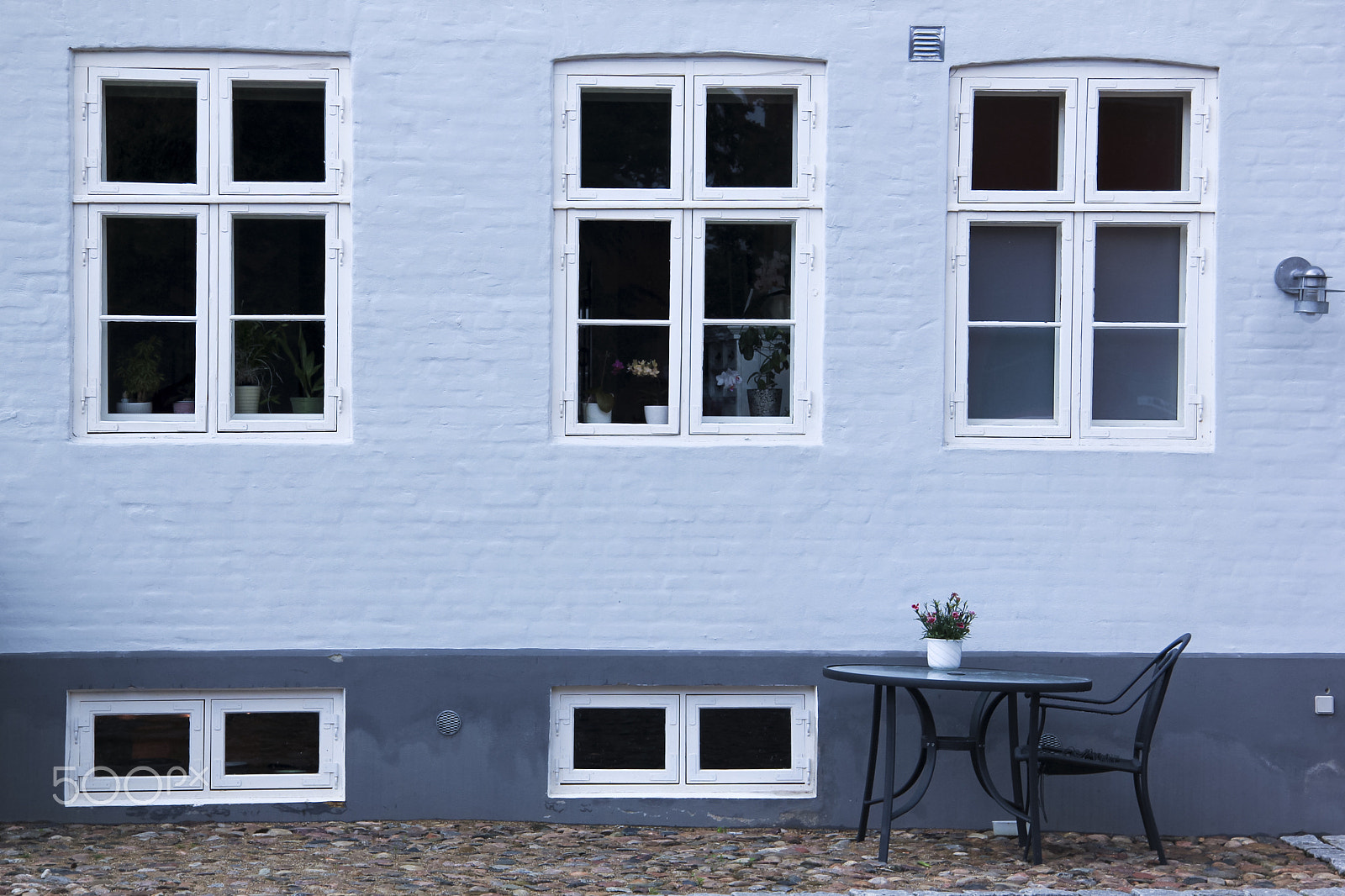 Canon EF-S 17-85mm F4-5.6 IS USM sample photo. Ebeltoft street cafe brick wall photography
