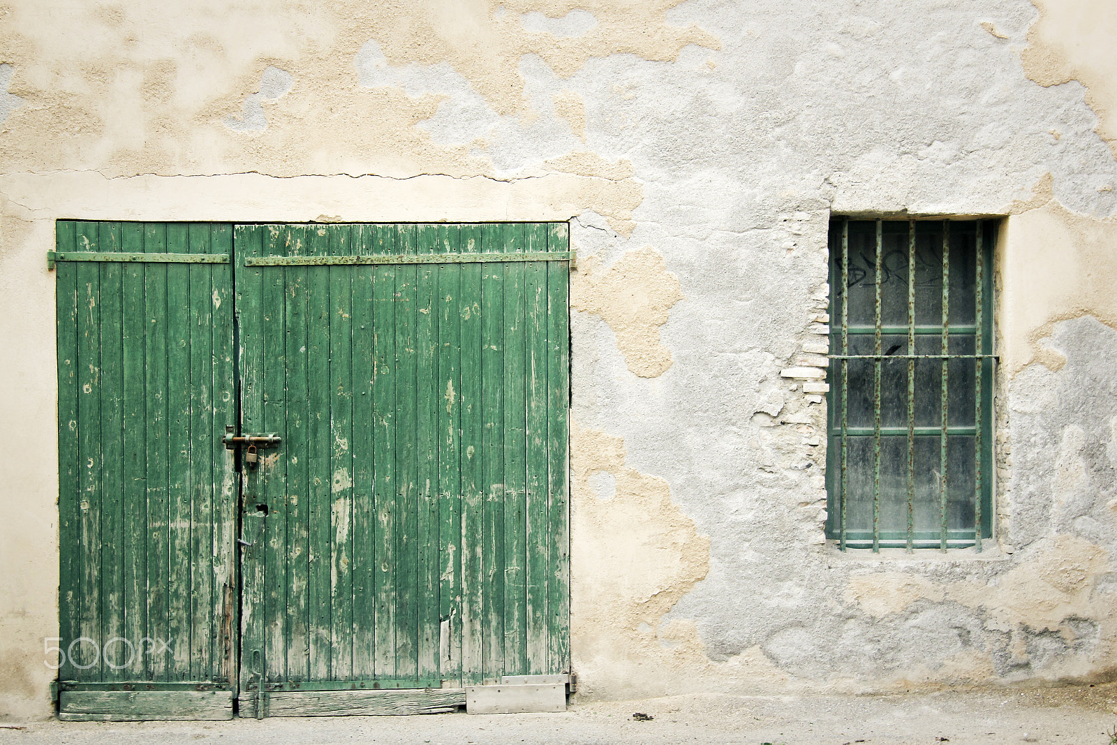 Canon EF-S 17-85mm F4-5.6 IS USM sample photo. Old wooden door wall background photography