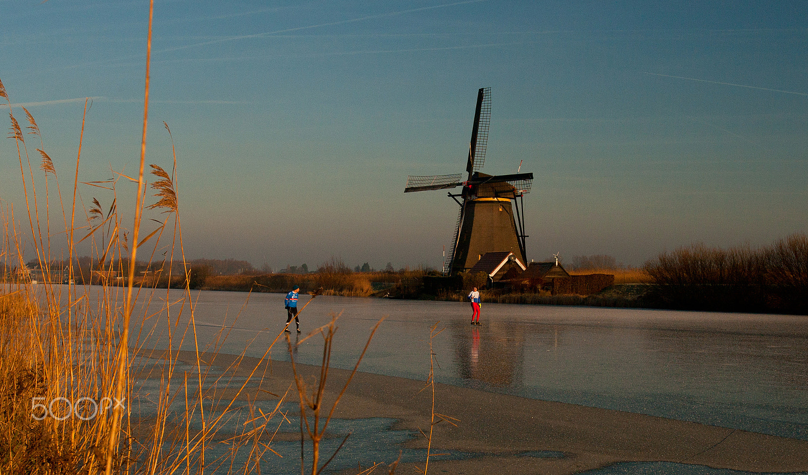 Canon EOS 400D (EOS Digital Rebel XTi / EOS Kiss Digital X) + Canon EF 17-40mm F4L USM sample photo. 2 skaters and a windmill photography