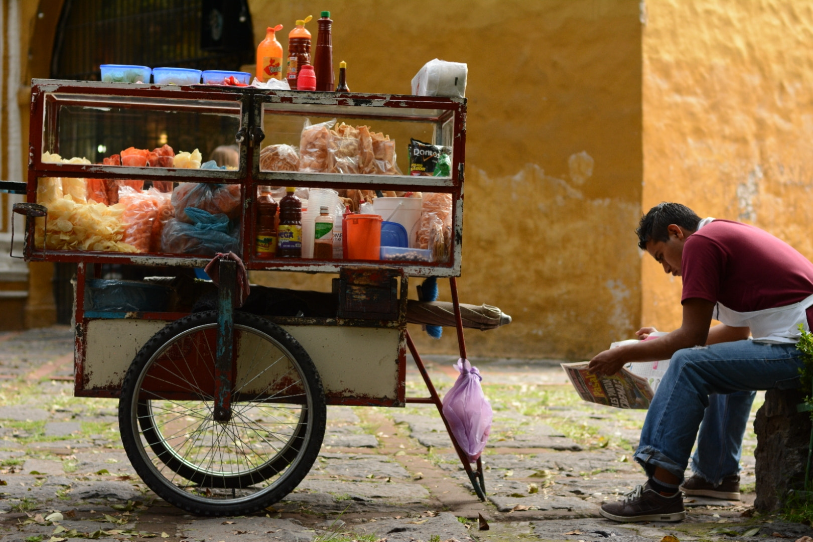 Nikon D7100 + Nikon AF Nikkor 50mm F1.4D sample photo. Street vendor photography