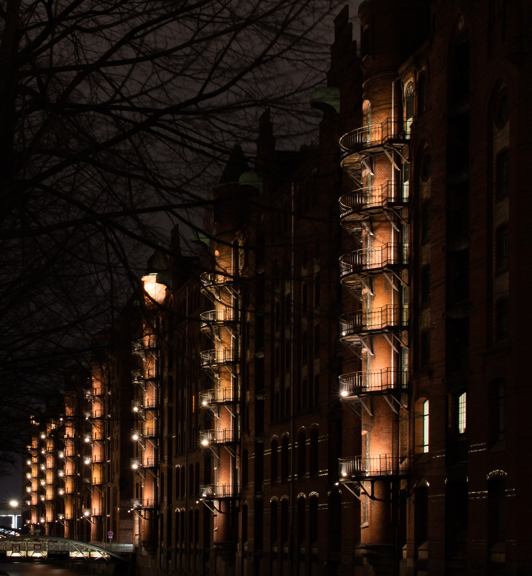 Canon EOS 5DS R sample photo. Speicherstadt by night photography