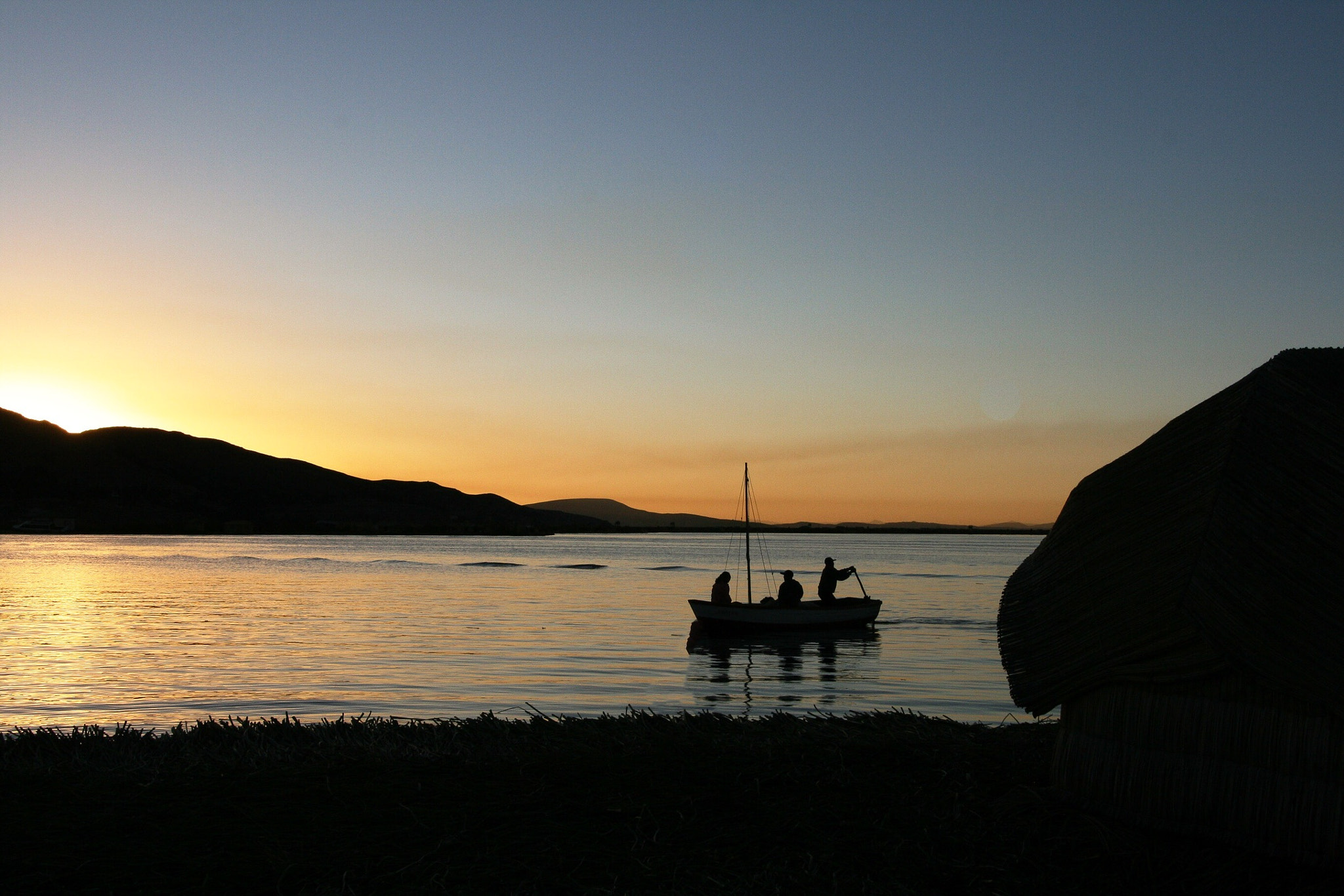 Canon EOS 400D (EOS Digital Rebel XTi / EOS Kiss Digital X) + Tamron AF 18-250mm F3.5-6.3 Di II LD Aspherical (IF) Macro sample photo. Sun setting over lake titicaca photography