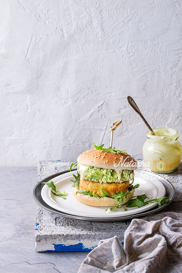 Canon EOS 700D (EOS Rebel T5i / EOS Kiss X7i) + Canon EF 70-200mm F4L IS USM sample photo. Vegan burger with avocado and sauce photography