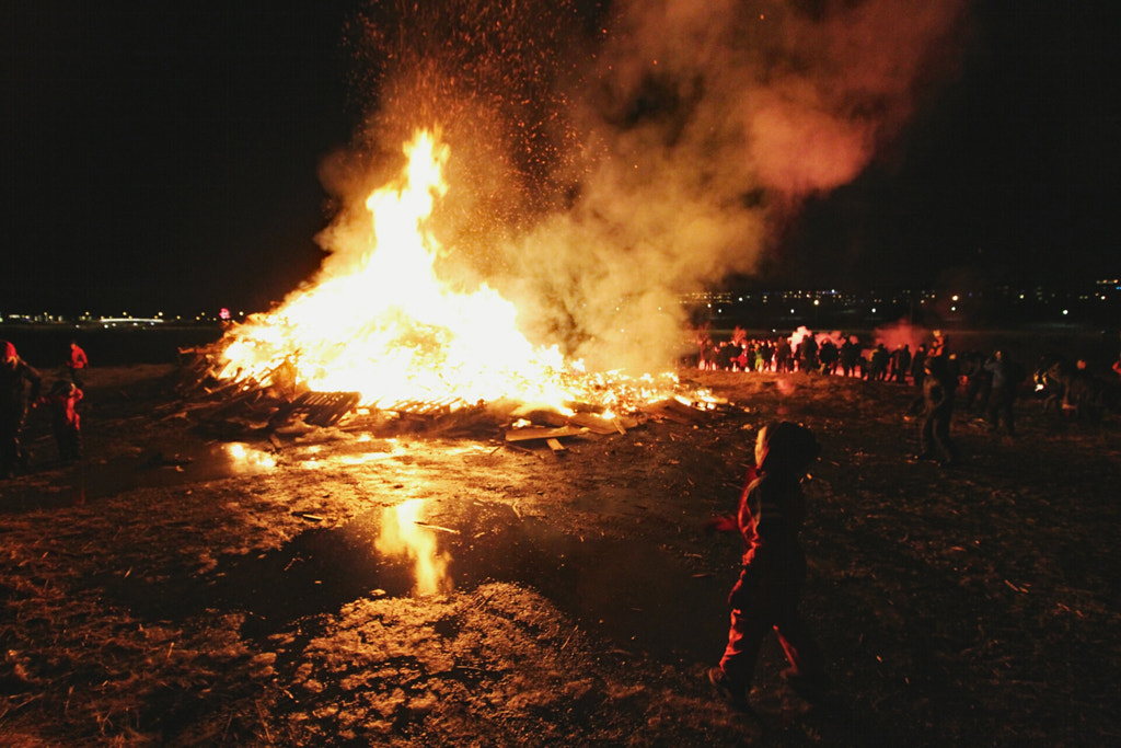 Canon EOS 1300D (EOS Rebel T6 / EOS Kiss X80) sample photo. Traditional icelandic new year’s eve bonfire photography