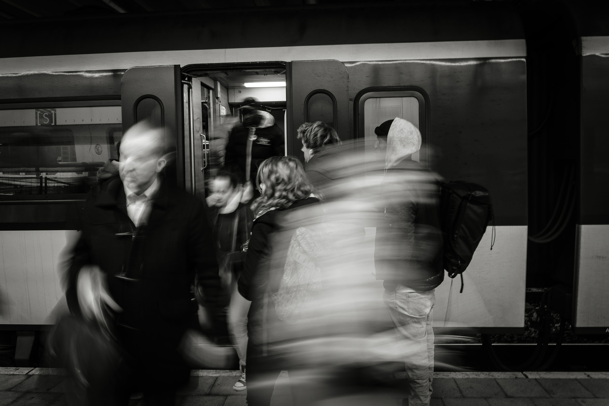 Fujifilm X-Pro2 + Fujifilm XF 18mm F2 R sample photo. In transit photography