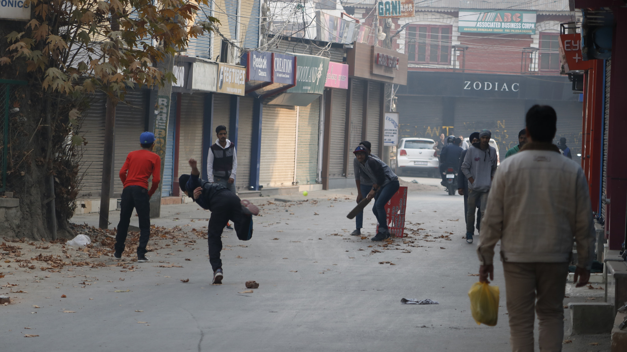 Canon EOS 750D (EOS Rebel T6i / EOS Kiss X8i) sample photo. A curfew day in kashmir photography