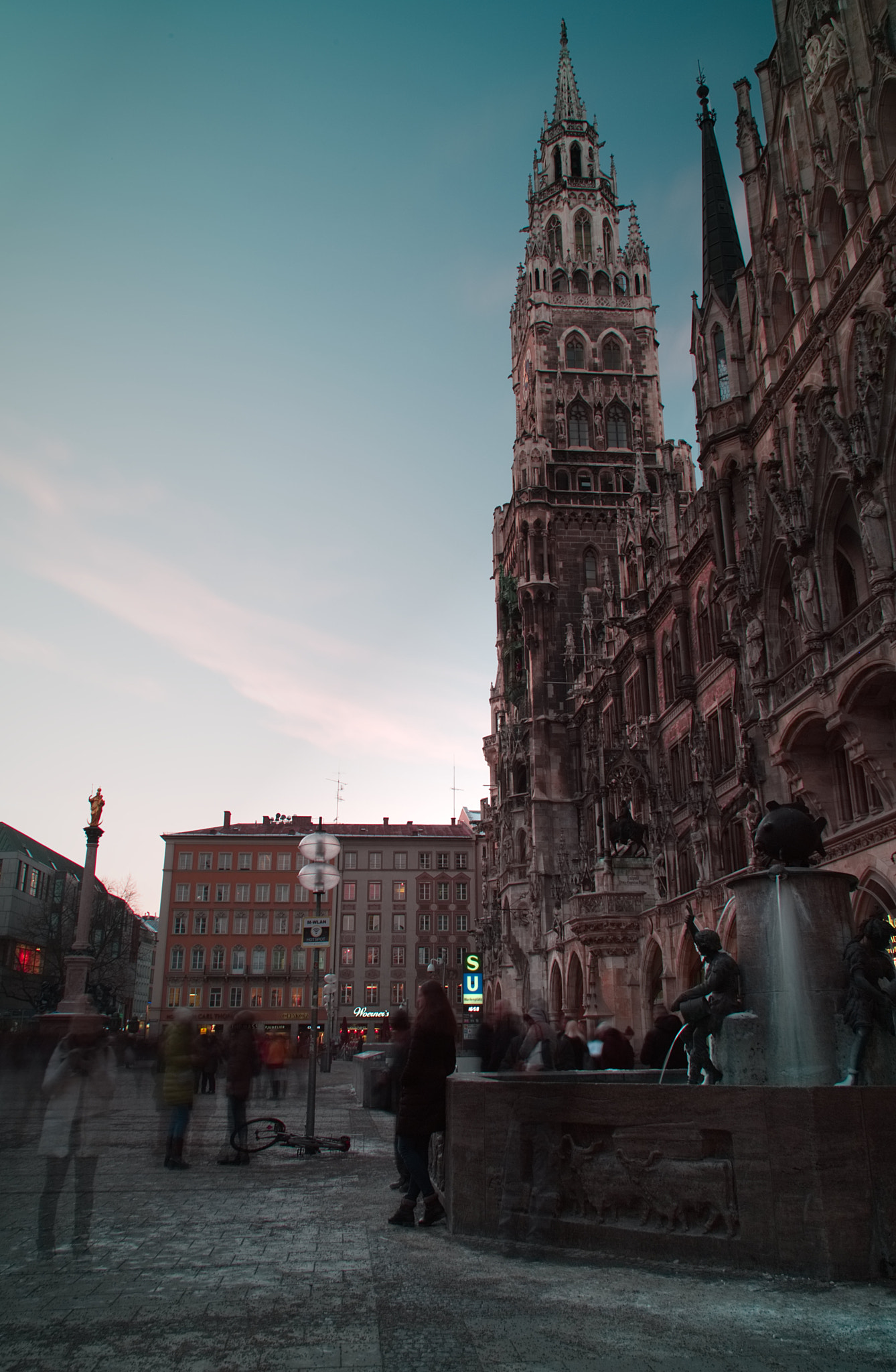 Canon EF 28-105mm f/3.5-4.5 USM sample photo. Marienplatz - city hall photography