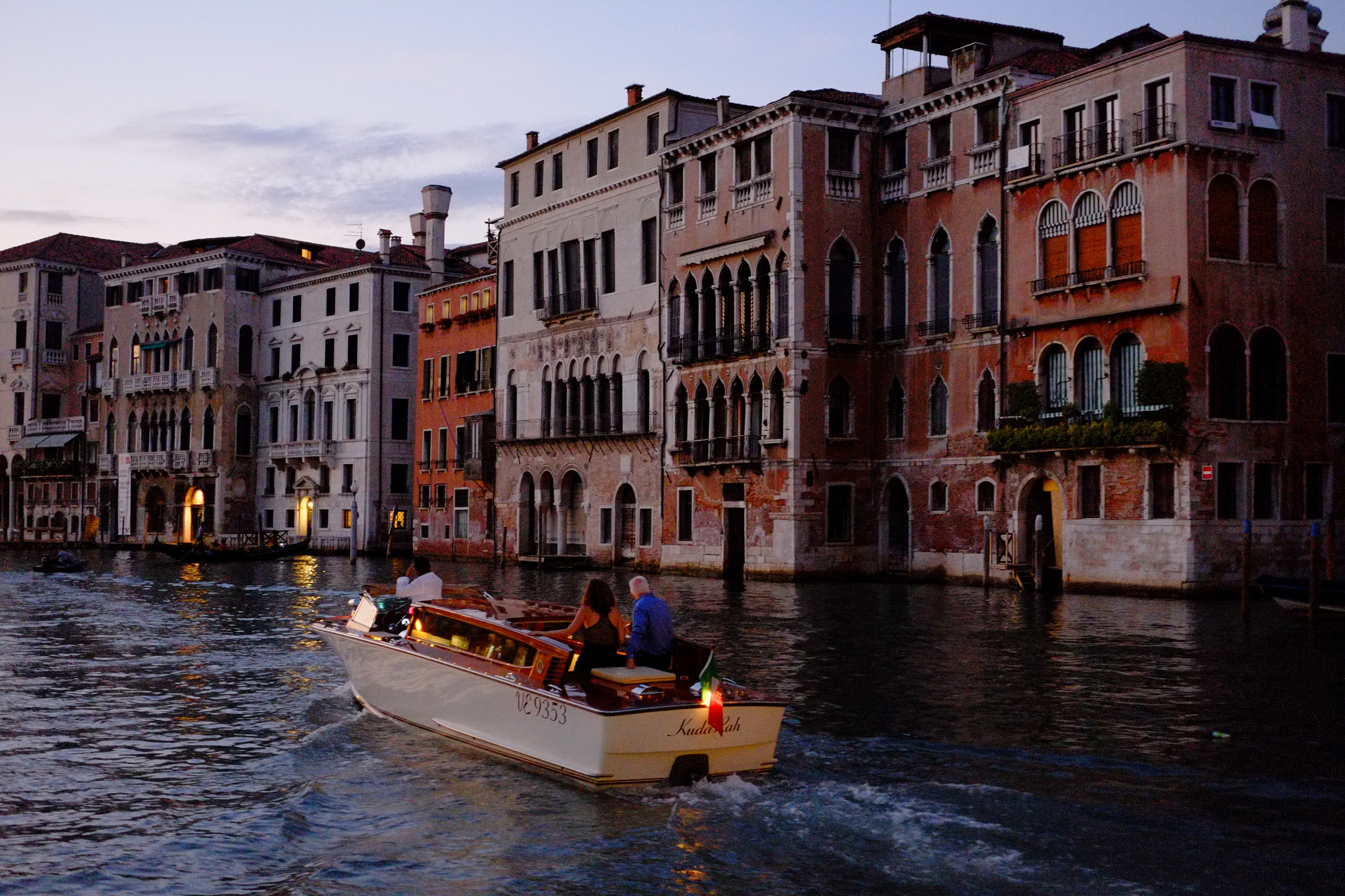 Fujifilm X-Pro1 + Fujifilm XF 27mm F2.8 sample photo. Water taxi to venice photography